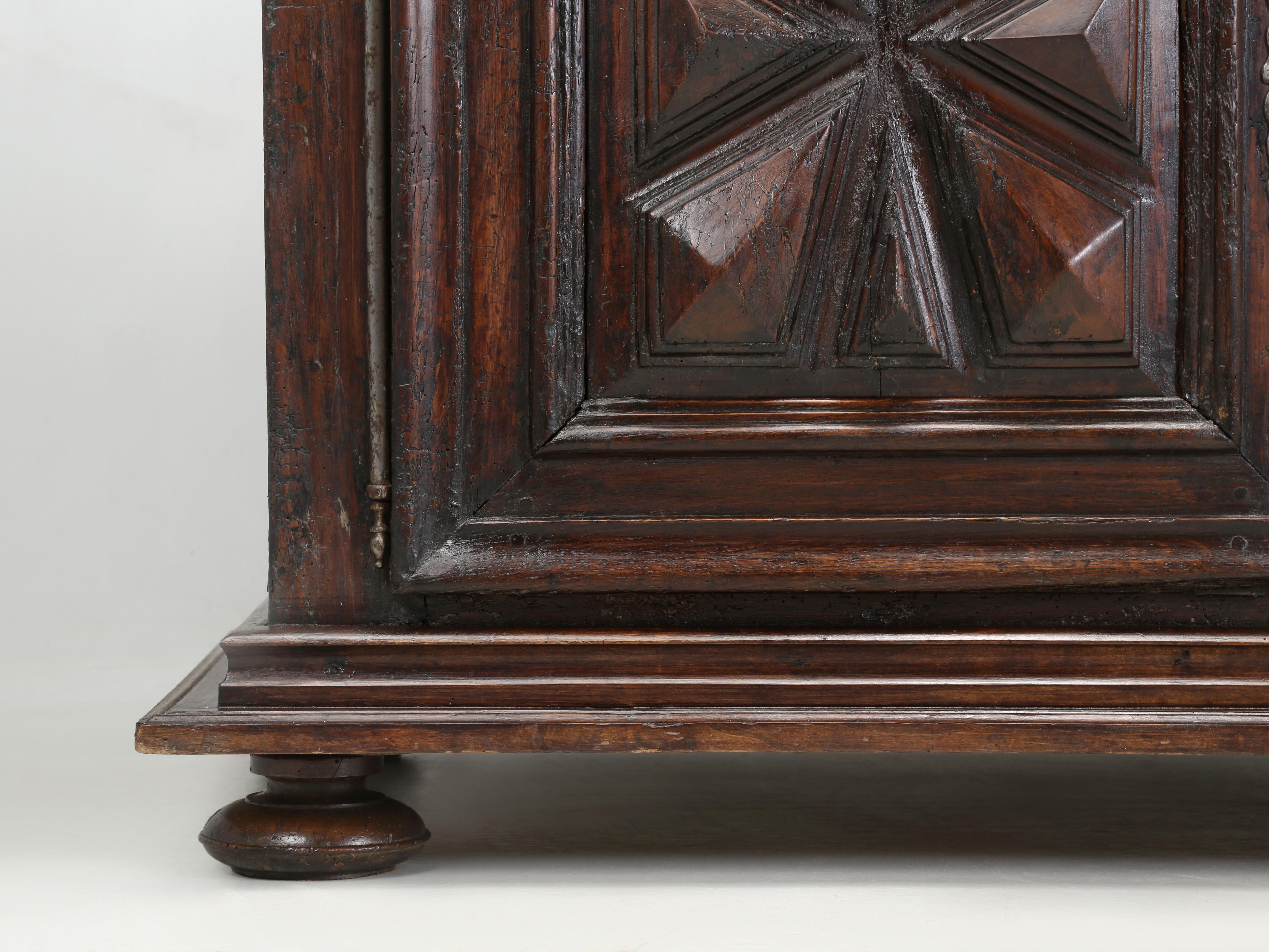 Antique French Louis XIII Armoire or Cupboard Walnut 300-Years Nice Old Patina in vendita 9