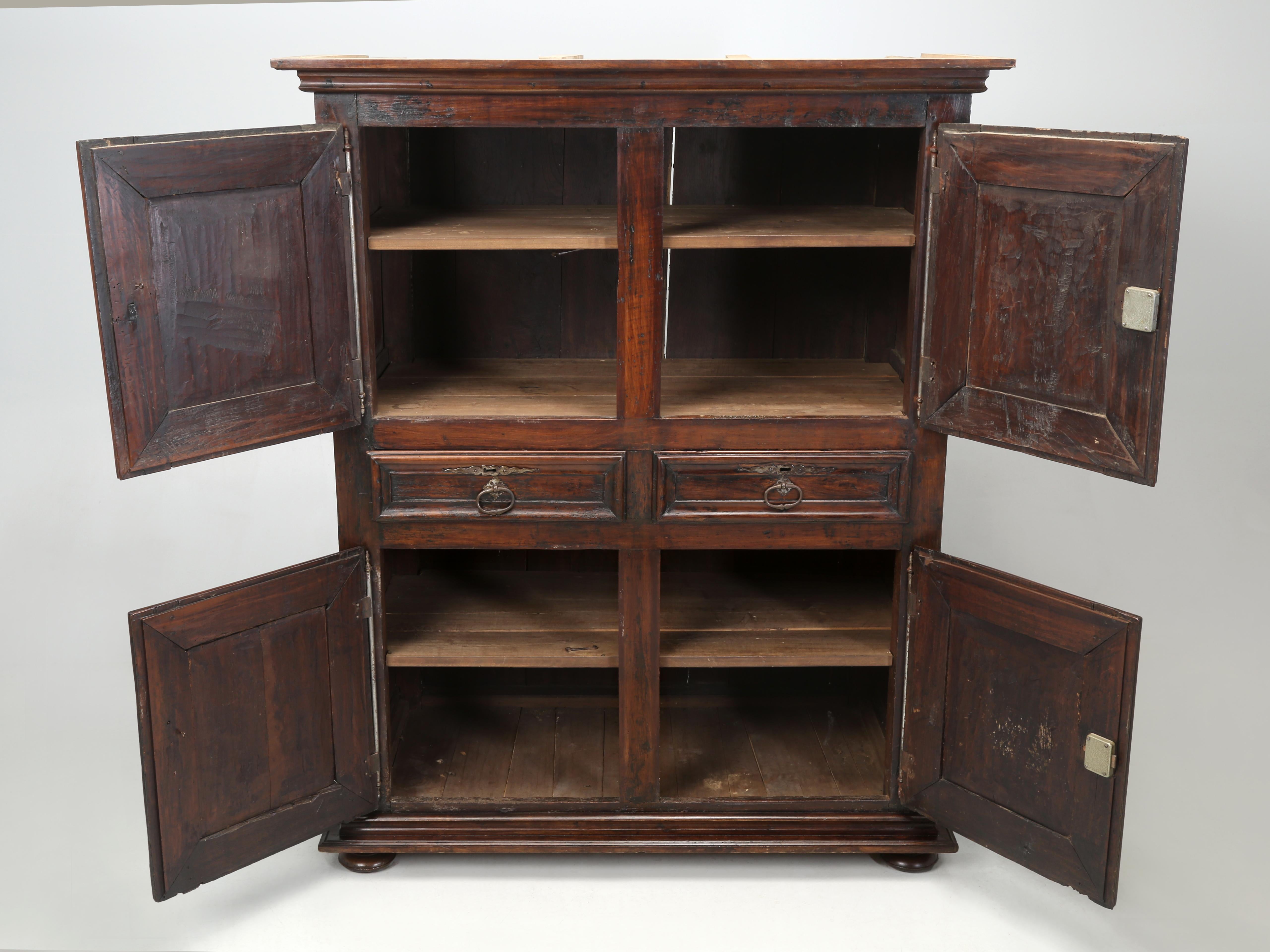 Antique French Louis XIII Armoire or Cupboard Walnut 300-Years Nice Old Patina in vendita 10