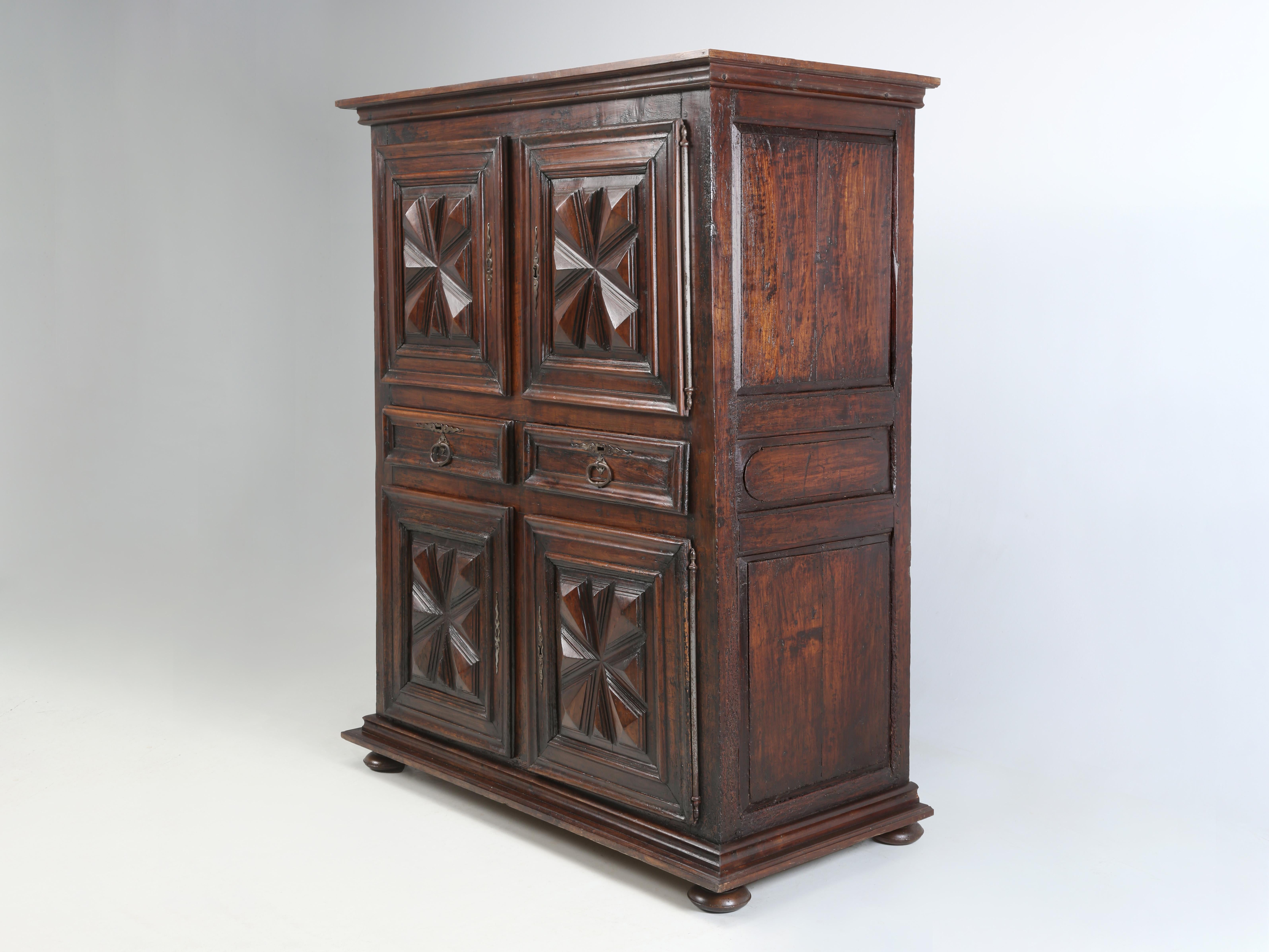 Classico armadio o credenza Antique French Louis XIII di oltre 300 anni fa, straordinariamente ancora intatto e funzionante come previsto. Collezionando e acquistando mobili Luigi XIII da oltre 30 anni, questo è molto probabilmente il più antico