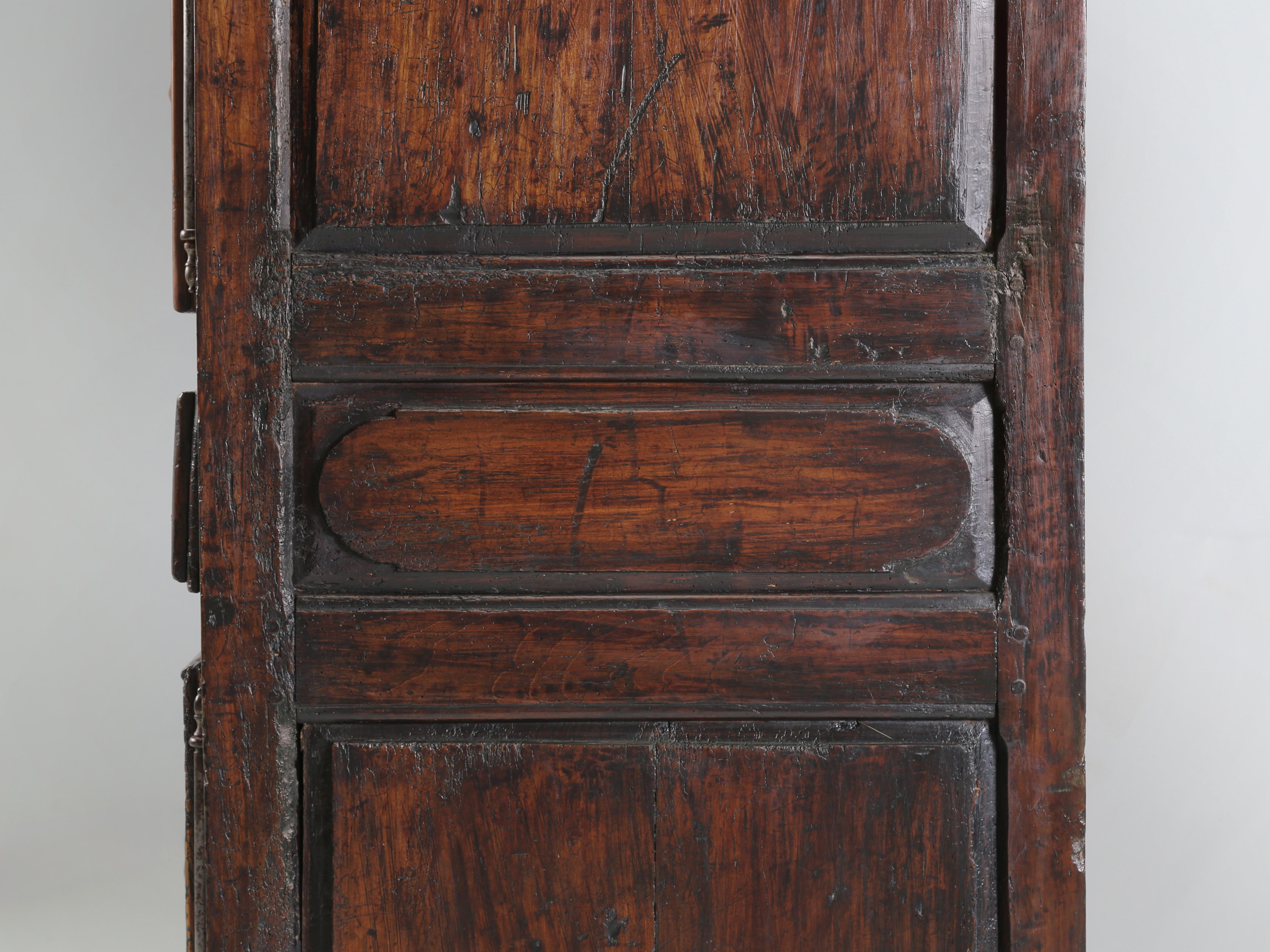 Luigi XIII Antique French Louis XIII Armoire or Cupboard Walnut 300-Years Nice Old Patina in vendita