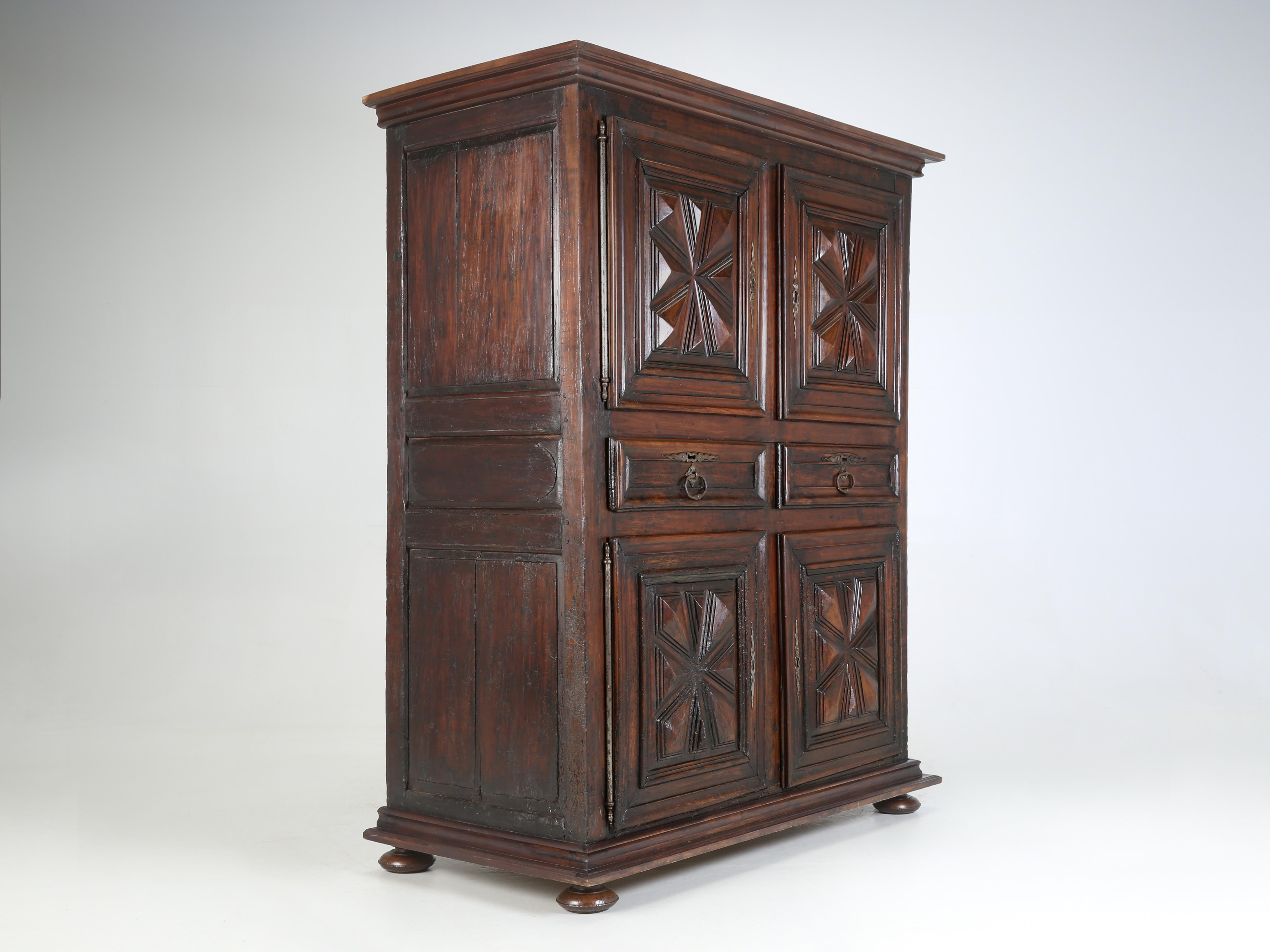 Francese Antique French Louis XIII Armoire or Cupboard Walnut 300-Years Nice Old Patina in vendita