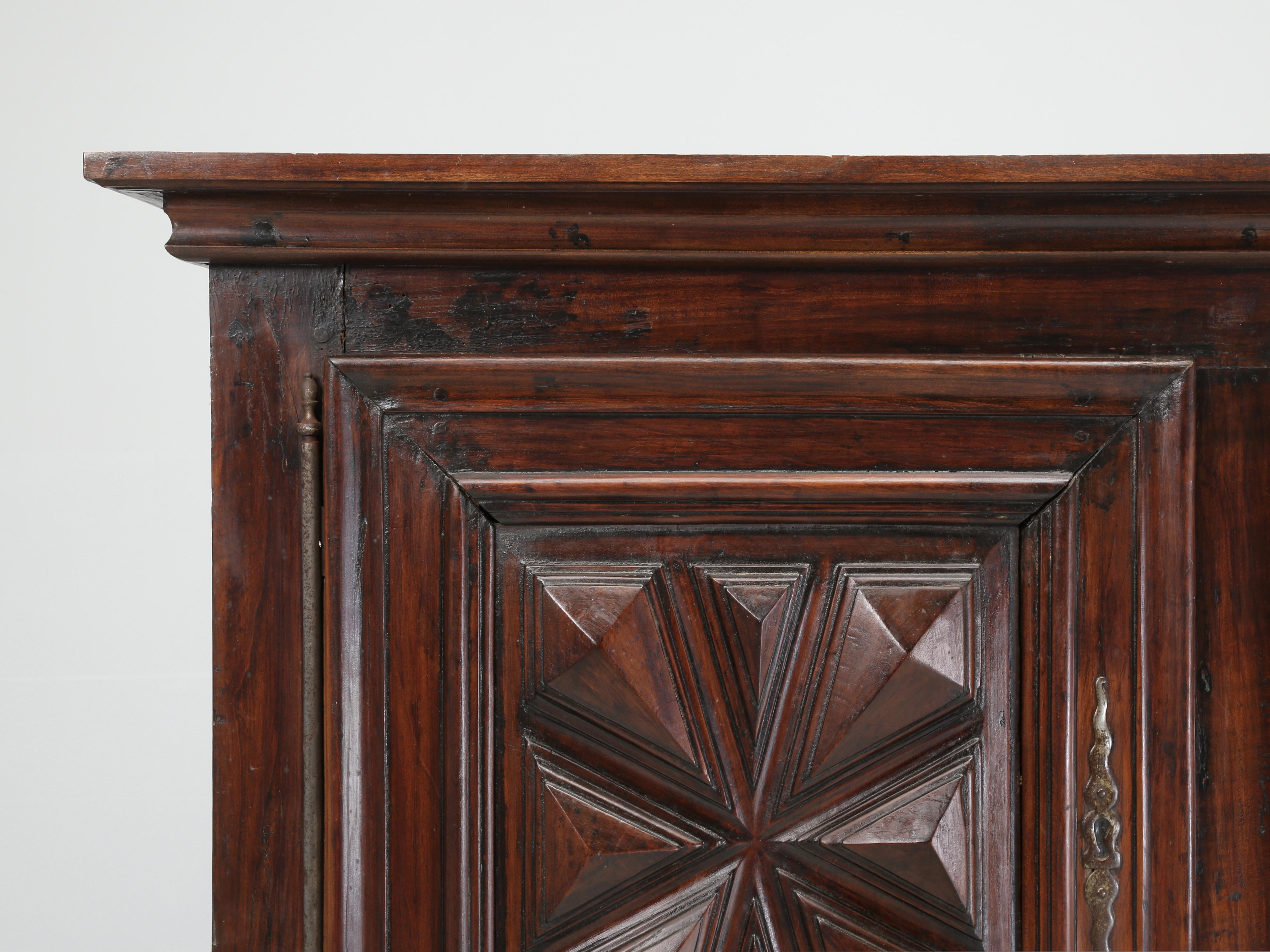 Intagliato a mano Antique French Louis XIII Armoire or Cupboard Walnut 300-Years Nice Old Patina in vendita
