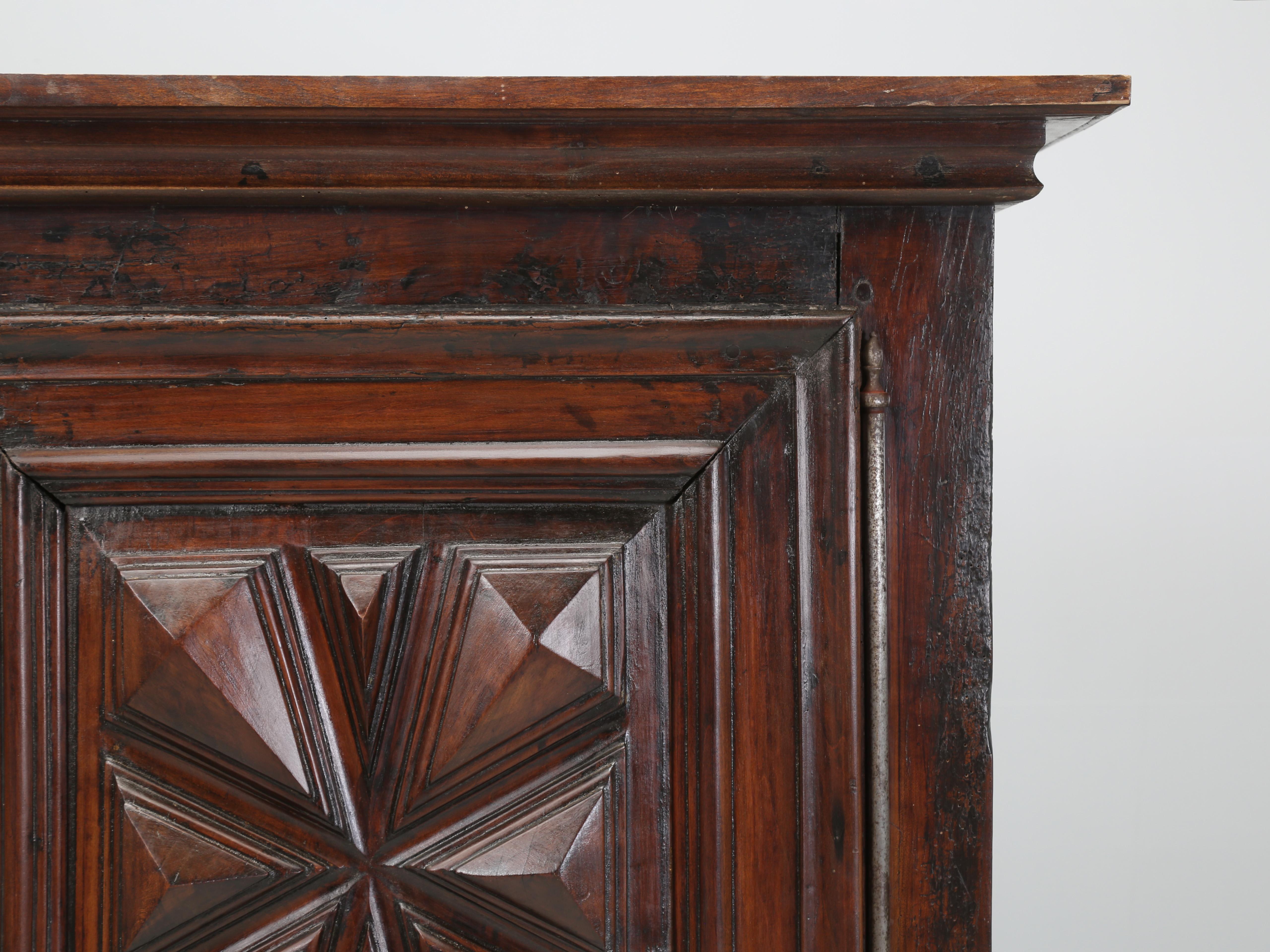 Antique French Louis XIII Armoire or Cupboard Walnut 300-Years Nice Old Patina In condizioni buone in vendita a Chicago, IL