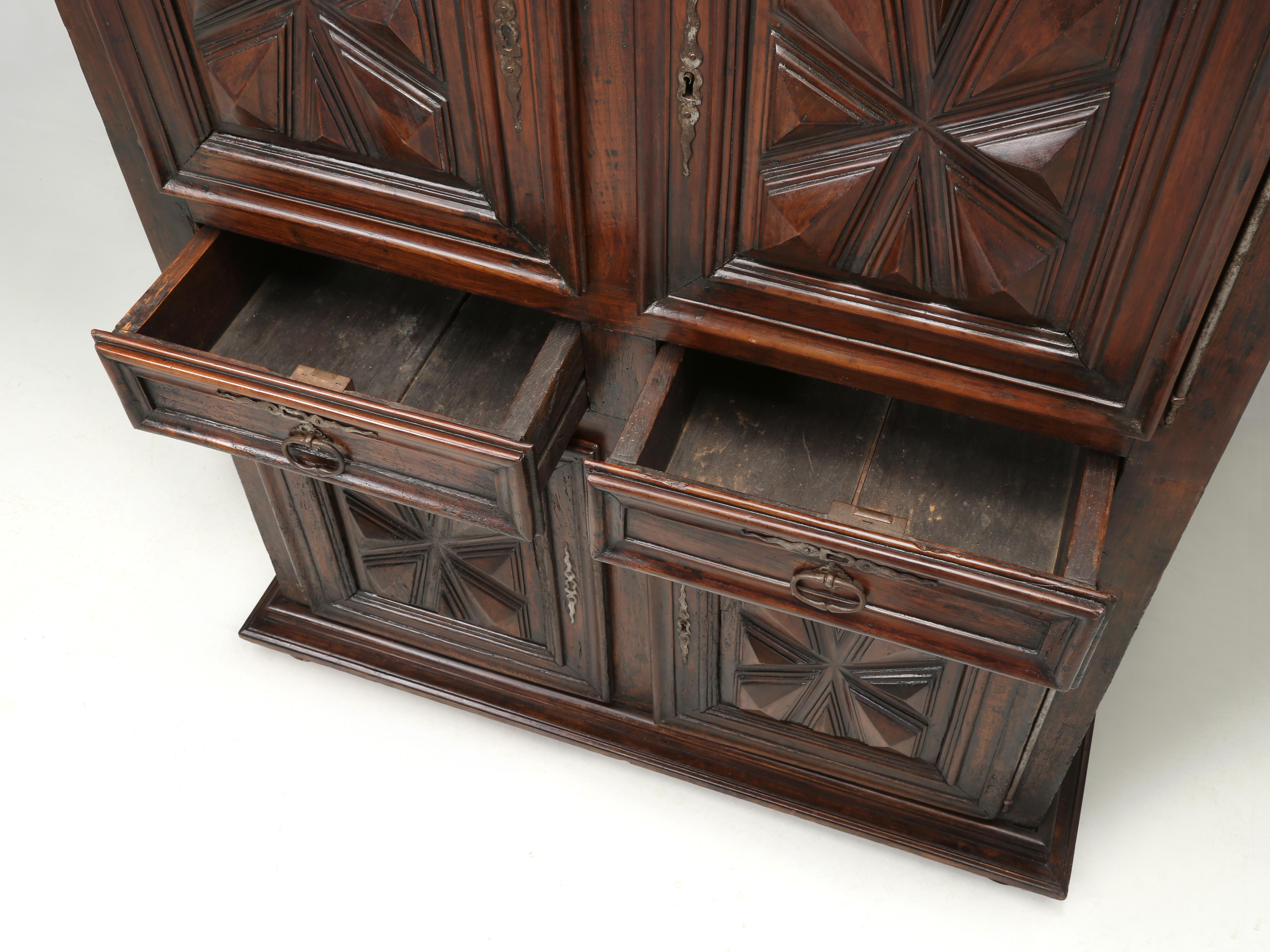 Antique French Louis XIII Armoire or Cupboard Walnut 300-Years Nice Old Patina in vendita 1