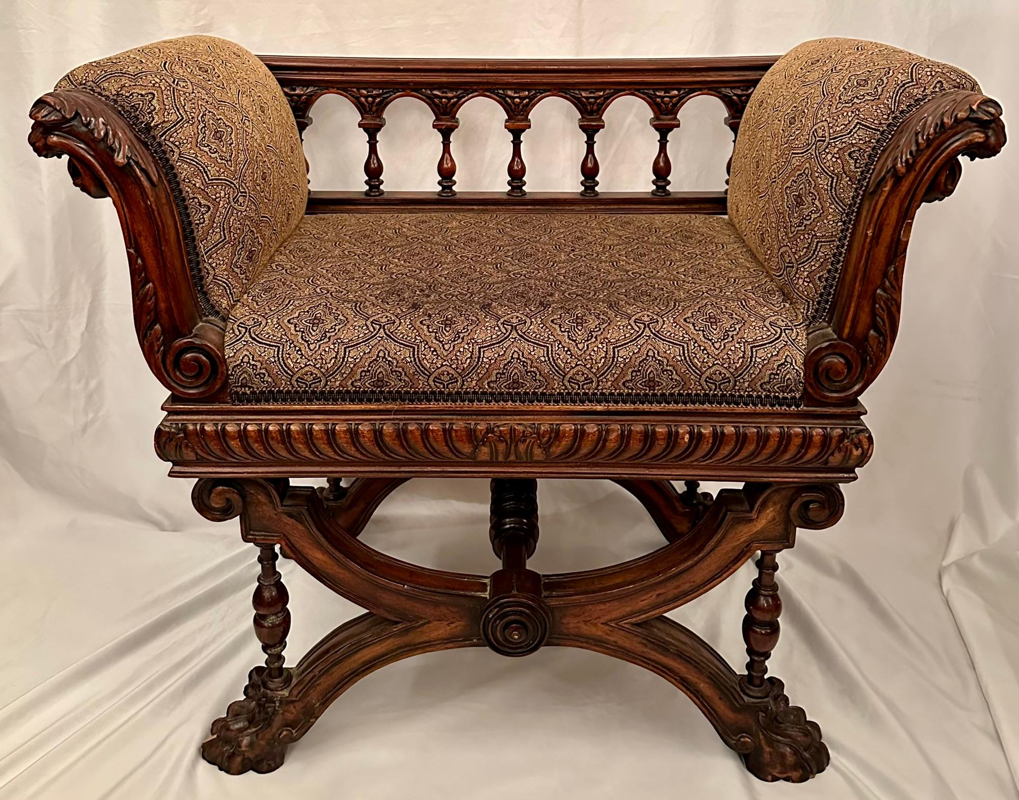 Antique French Louis XIII Carved Walnut Window Bench, CIRCA 1880-1890.
Incisione fine