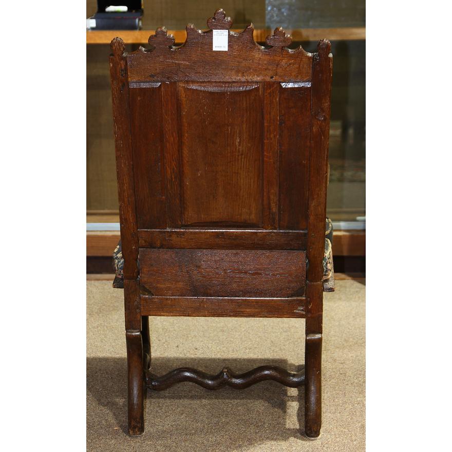 Antiker französischer Louis XIII.-Sessel aus hochgeschnitzter Eiche, frühes 18. Jahrhundert (Handgeschnitzt) im Angebot