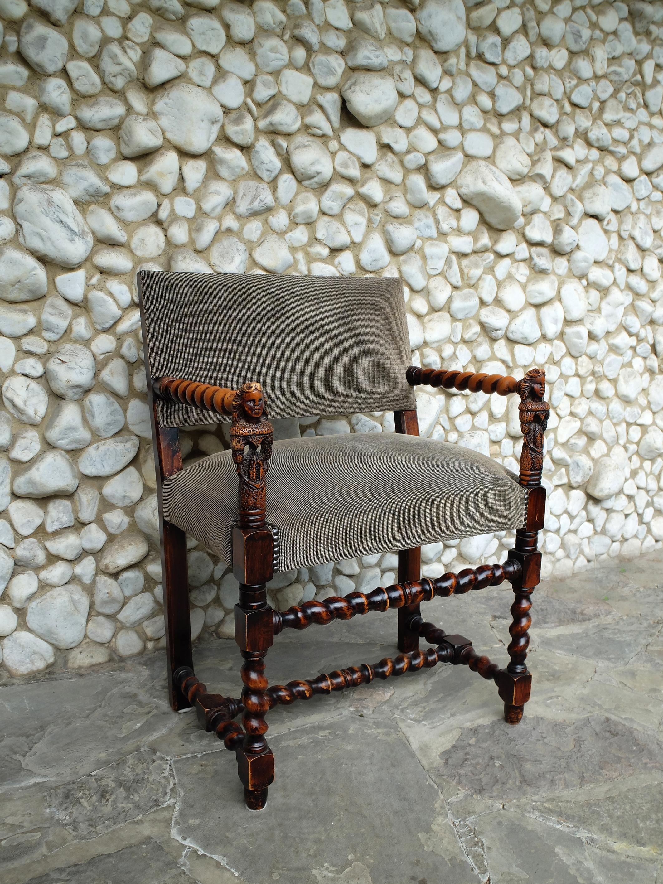Antiker französischer Sessel im Louis-XIII-Stil aus dem 19. Jahrhundert, geformt (18. Jahrhundert und früher) im Angebot