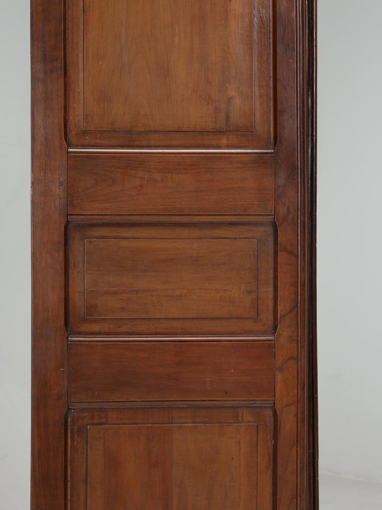 Antique French Louis XIII Style Bonnetière or Small Armoire in Figured Walnut In Good Condition For Sale In Chicago, IL