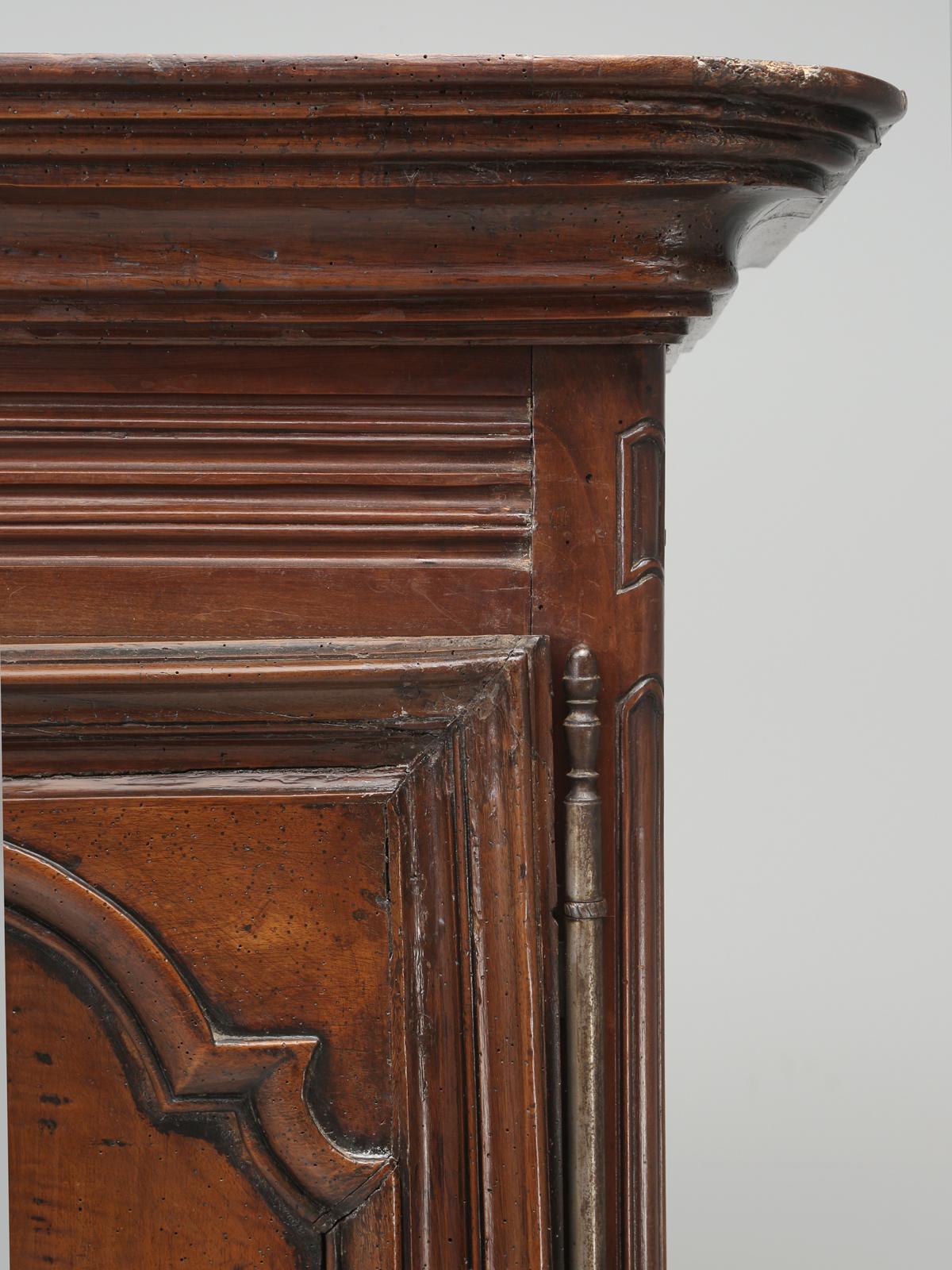 Antique French Louis XIII Style Bonnetière or Small Armoire in Figured Walnut In Good Condition In Chicago, IL