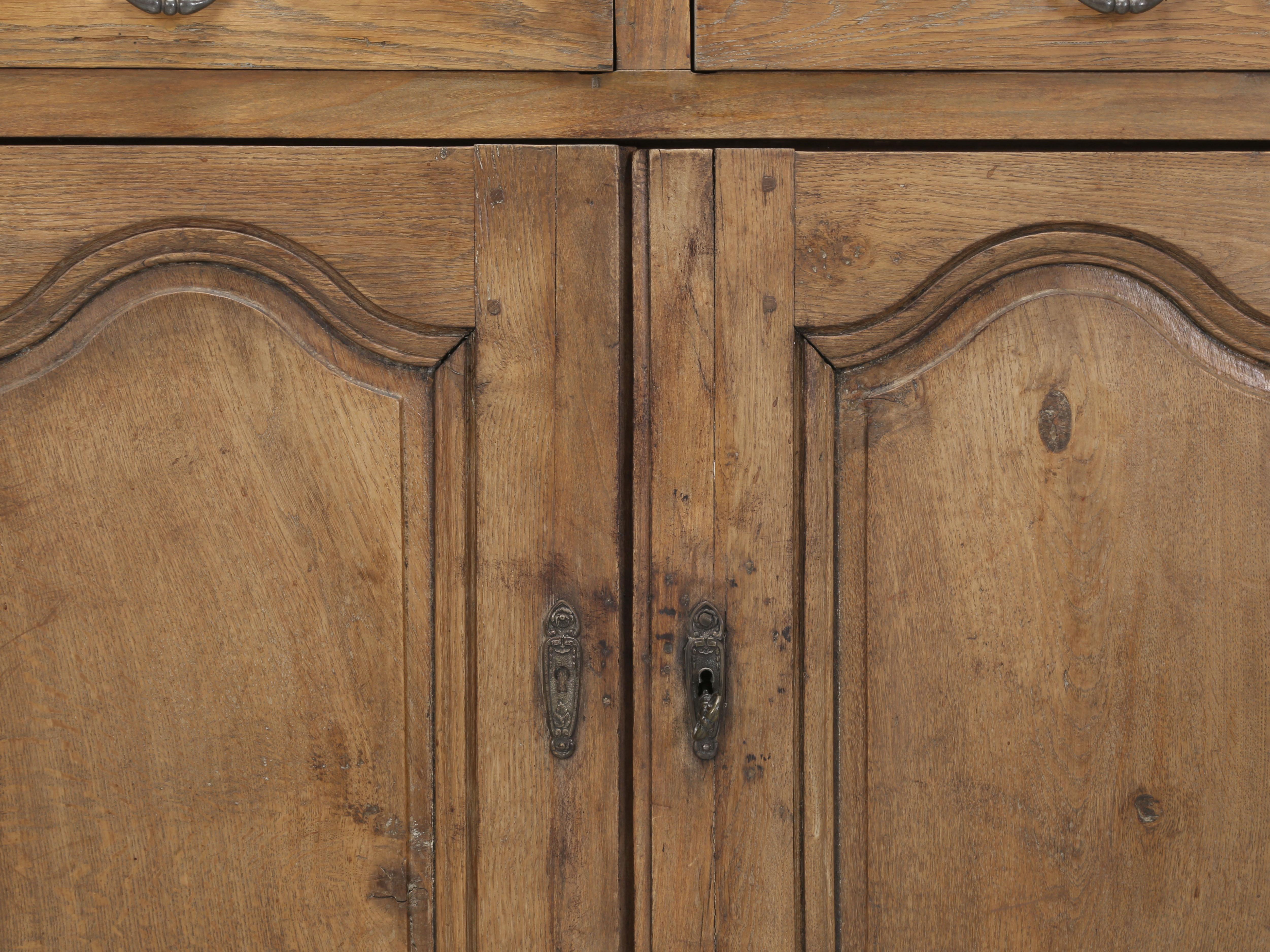 Buffet français ancien de style Louis XIII restauré en chêne et bois mélangés, plus ancien en vente 3