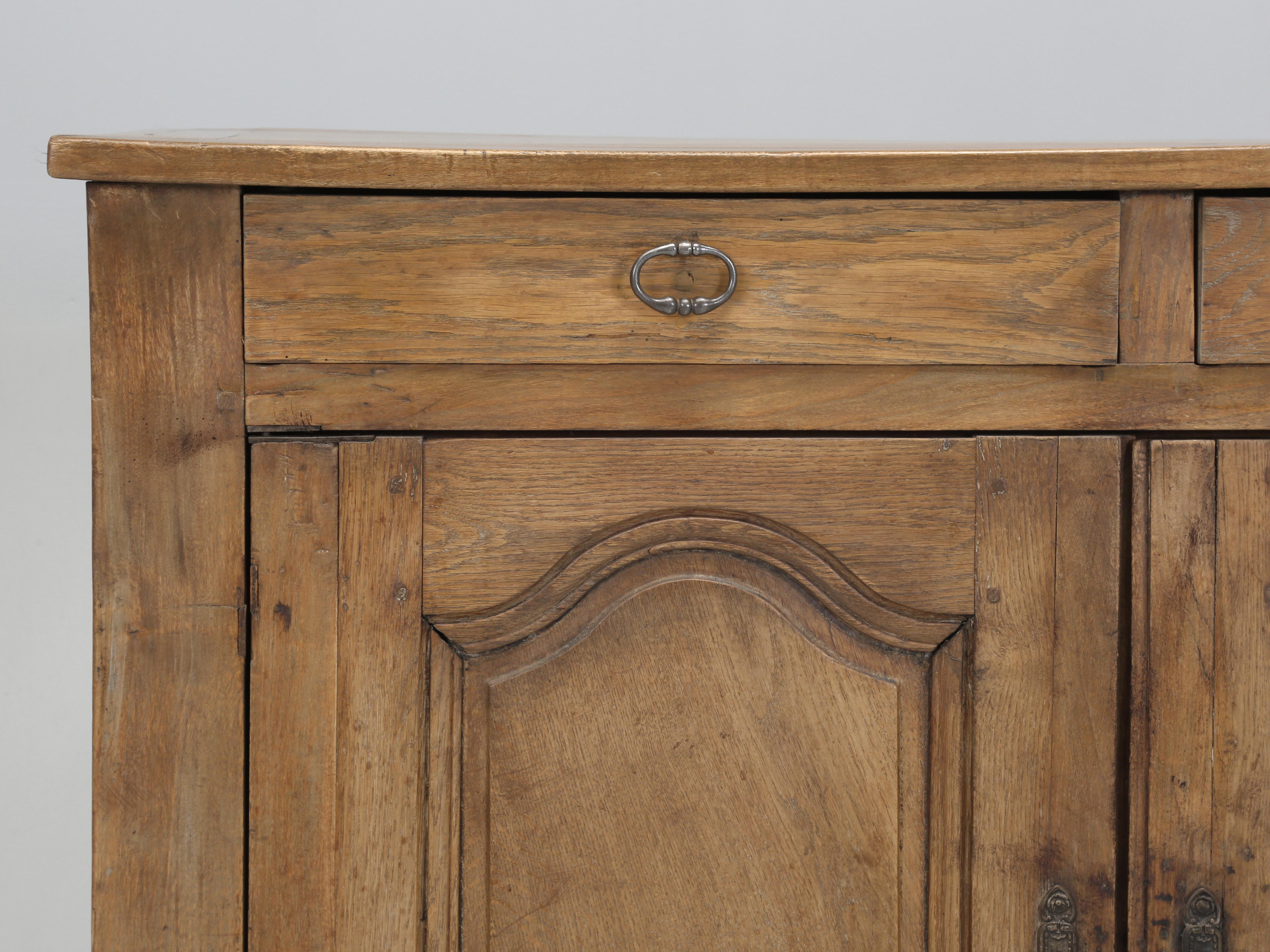 Buffet français ancien de style Louis XIII restauré en chêne et bois mélangés, plus ancien en vente 1