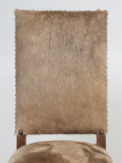 Antiker französischer Beistellstuhl im Louis-XIII-Stil mit Kuhpelz auf Leder