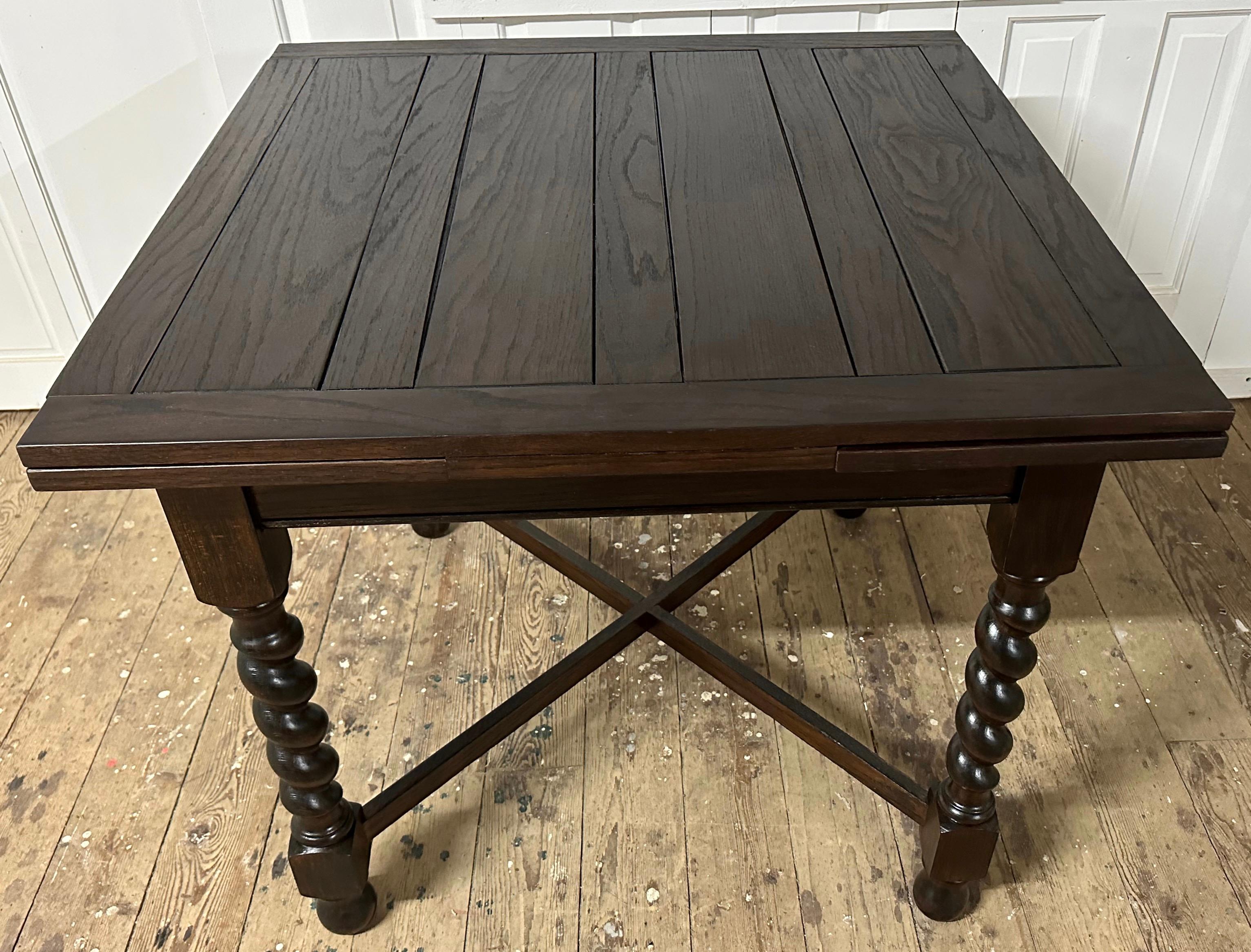 Table de salle à manger à rallonge en chêne de style Louis XIII, pieds torsadés en orge.  Cette table a été restaurée avec amour.  La table s'ouvre à 60 x 36 lorsque les deux feuilles de 12