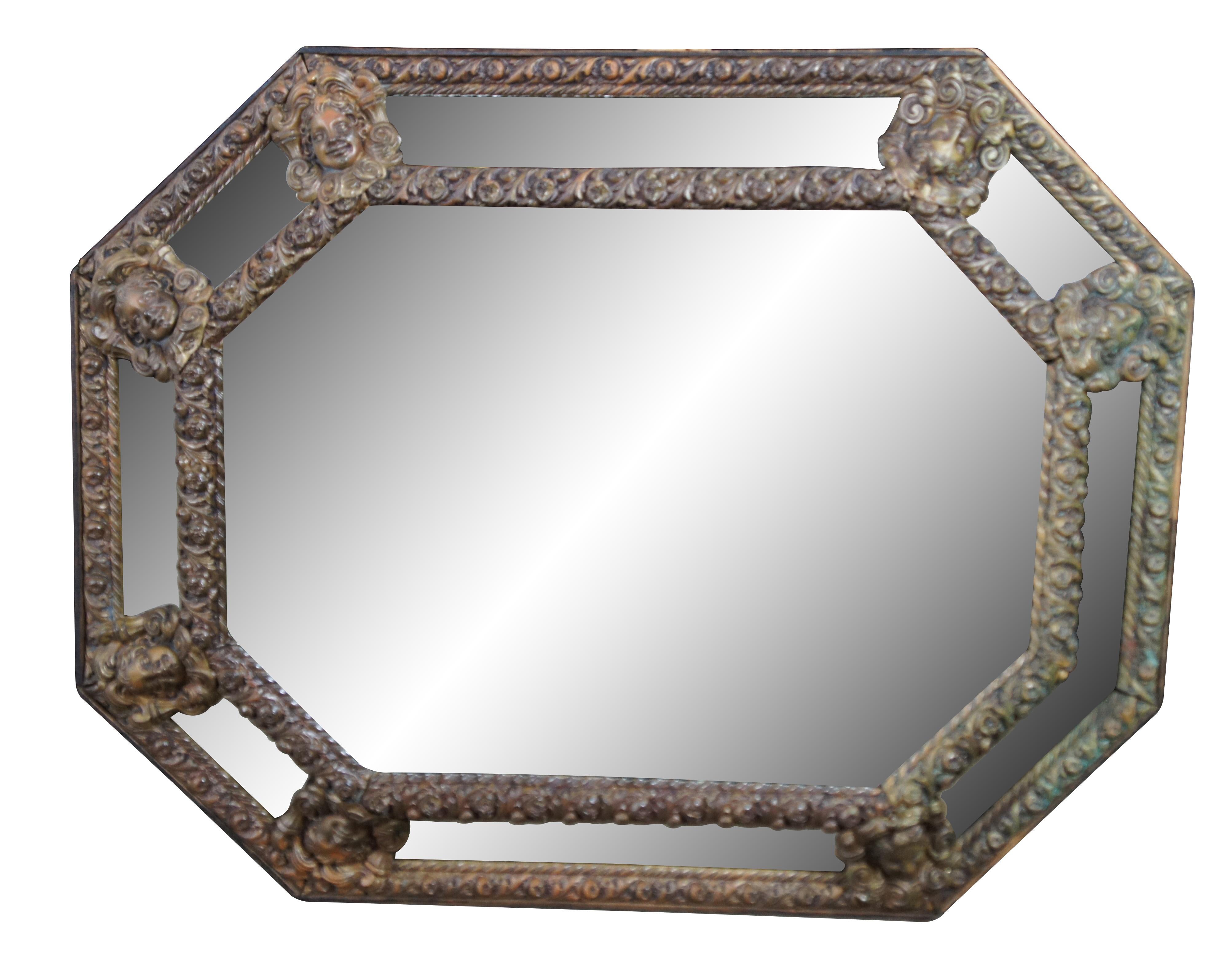 Français Antique miroir mural octogonal français de style Louis XIII en laiton repoussé de 42 pouces en vente