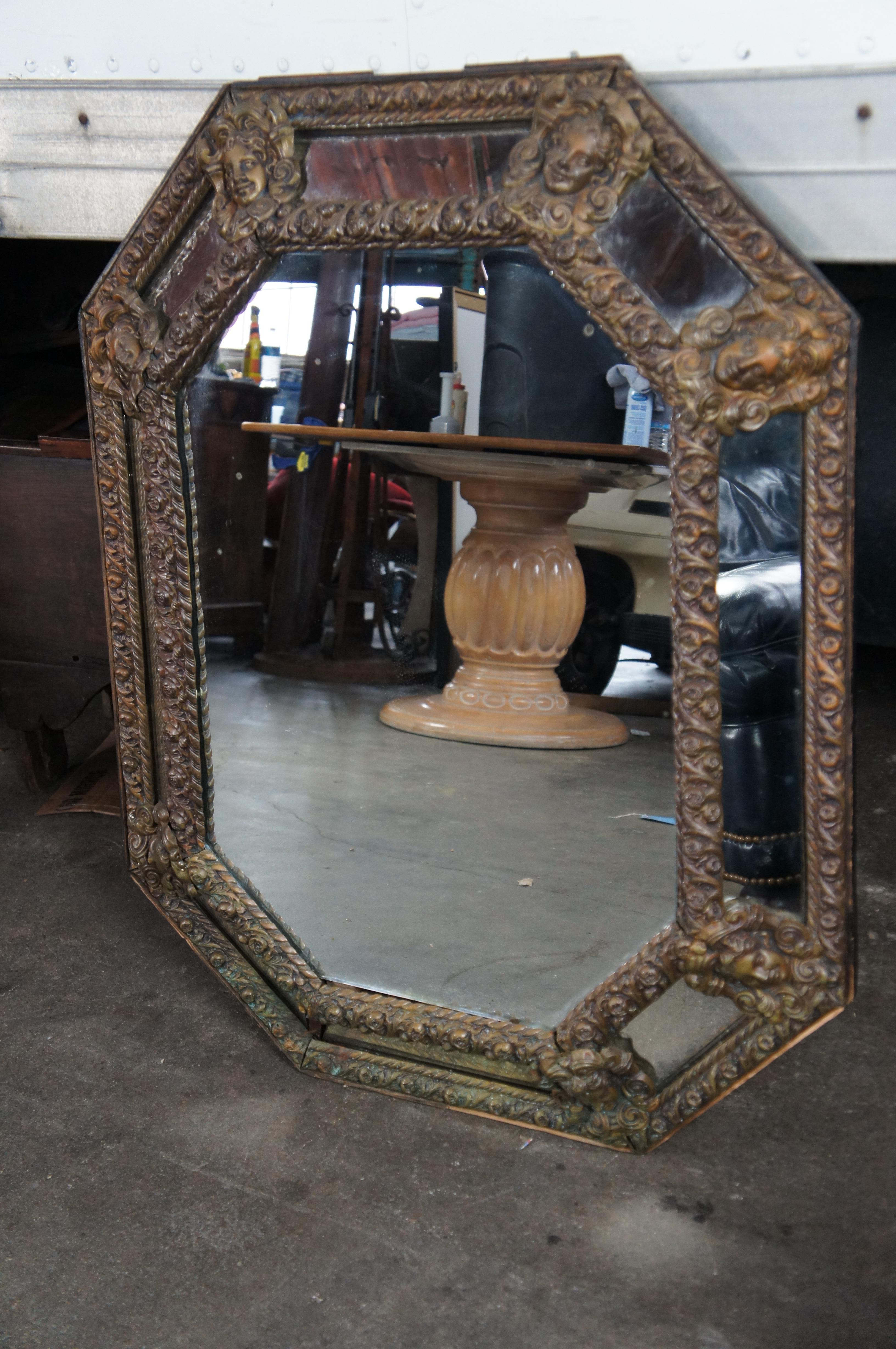 Antique miroir mural octogonal français de style Louis XIII en laiton repoussé de 42 pouces État moyen - En vente à Dayton, OH