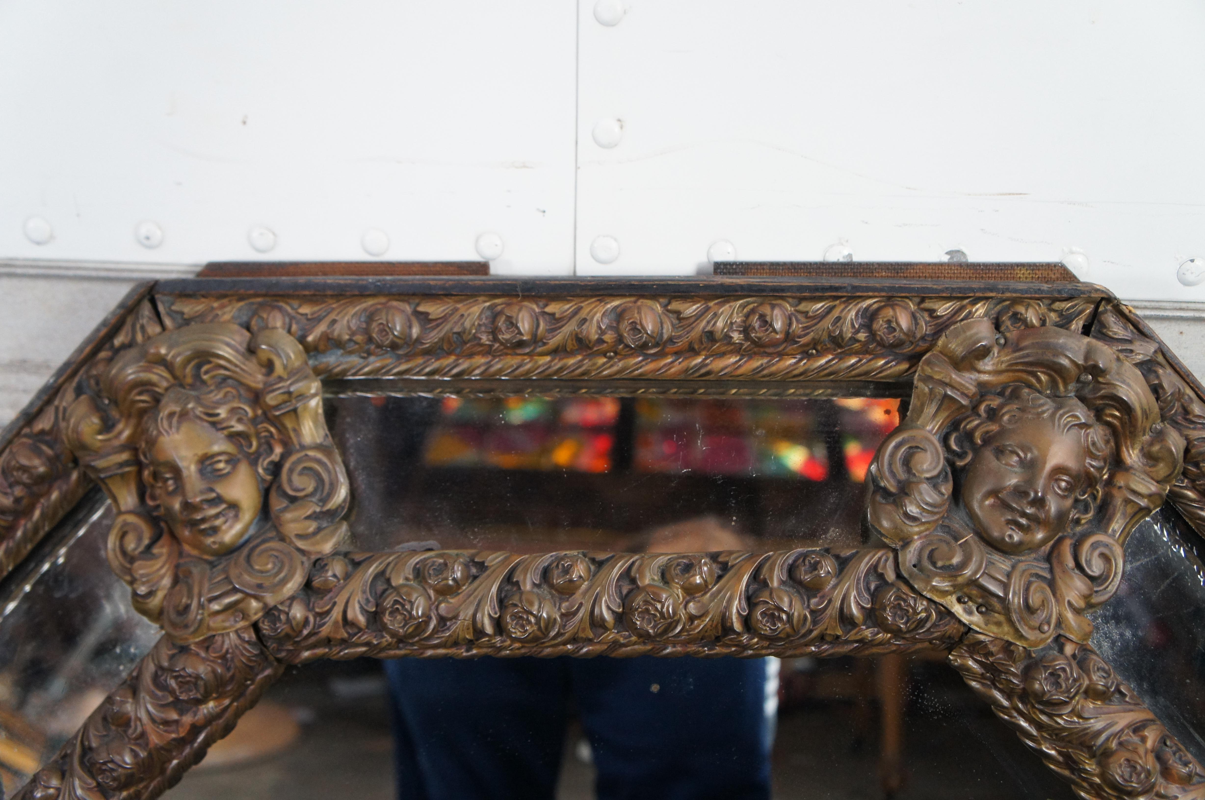 XIXe siècle Antique miroir mural octogonal français de style Louis XIII en laiton repoussé de 42 pouces en vente