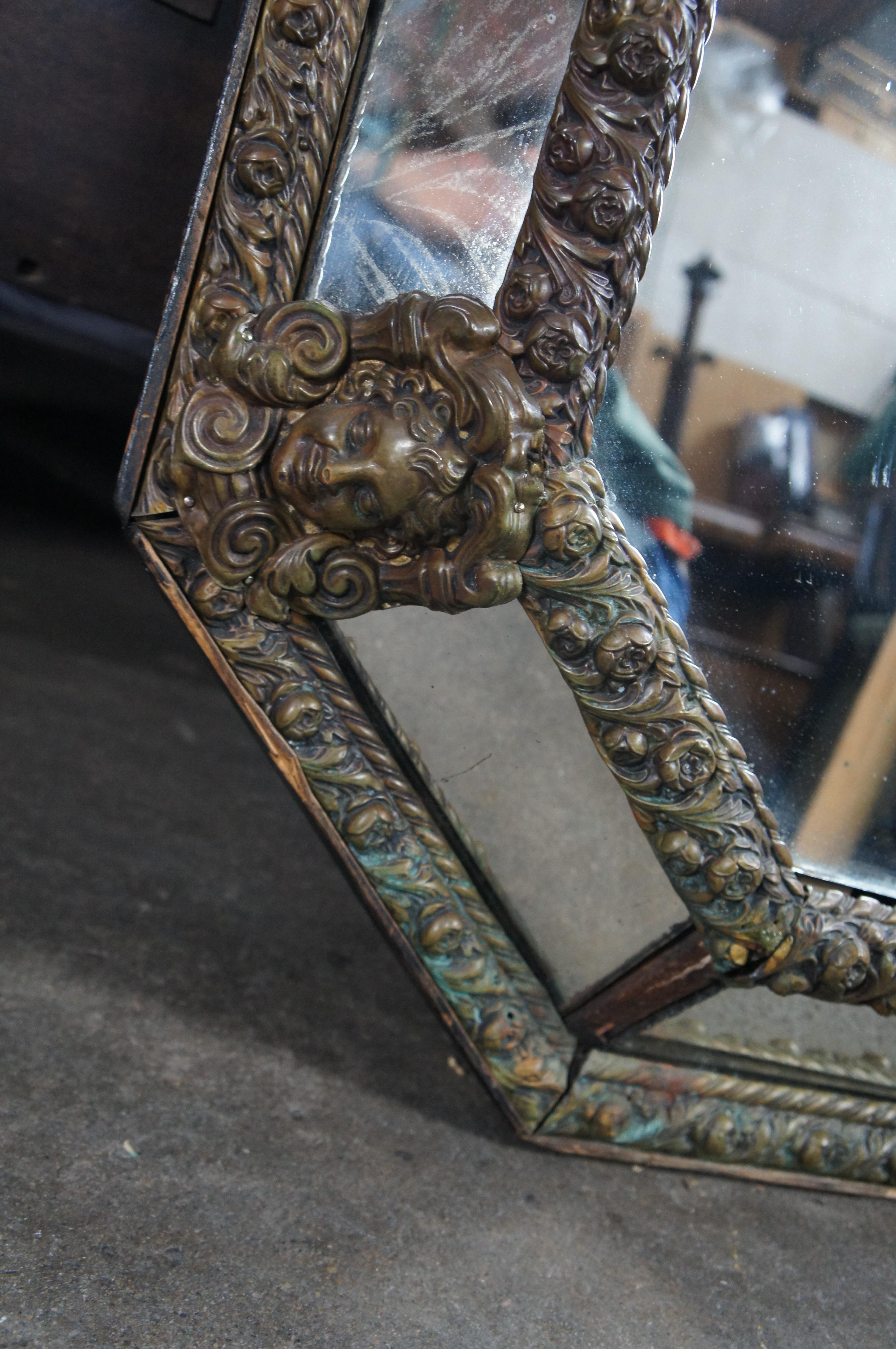 Antique miroir mural octogonal français de style Louis XIII en laiton repoussé de 42 pouces en vente 1