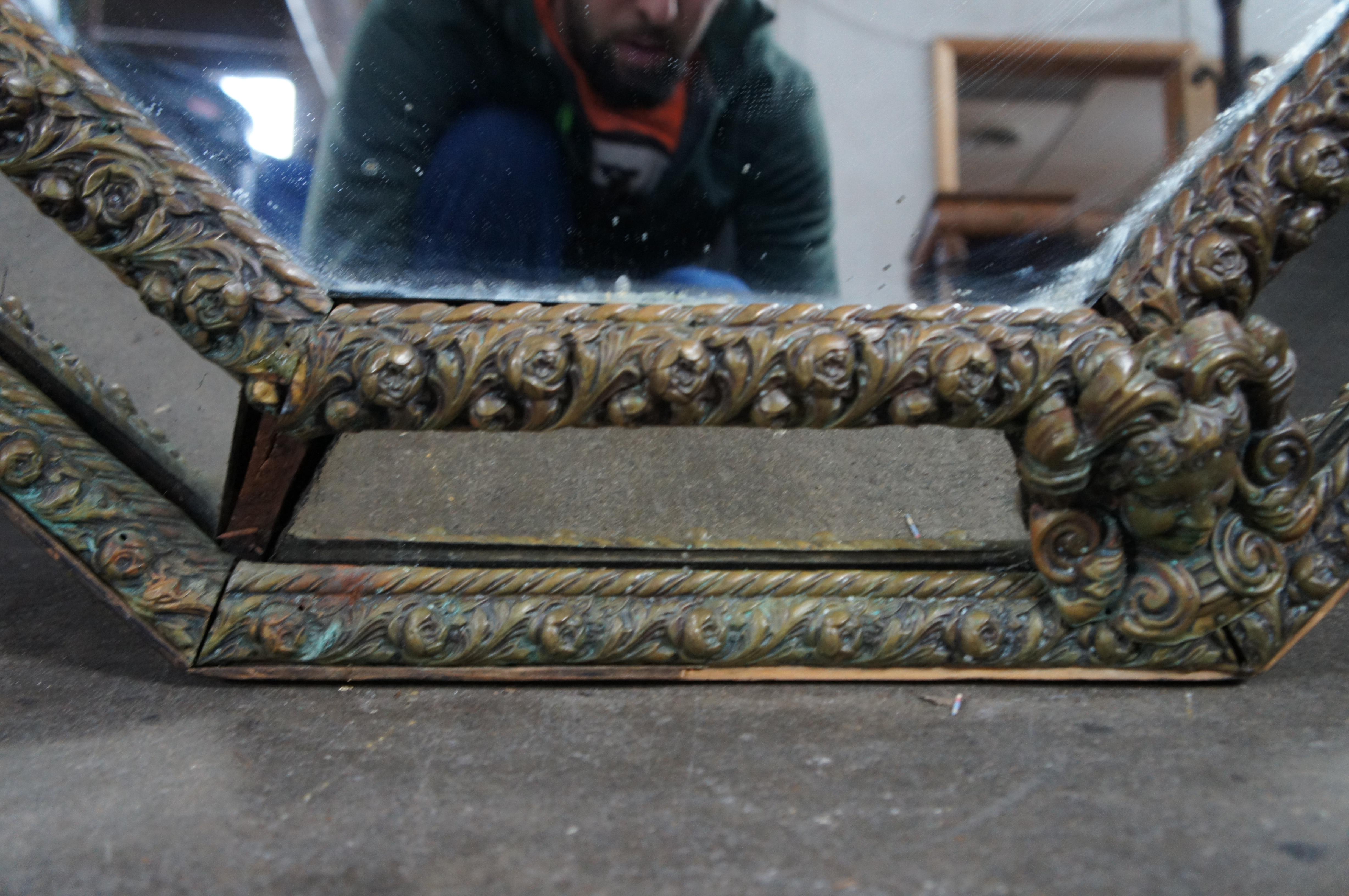 Antique miroir mural octogonal français de style Louis XIII en laiton repoussé de 42 pouces en vente 2