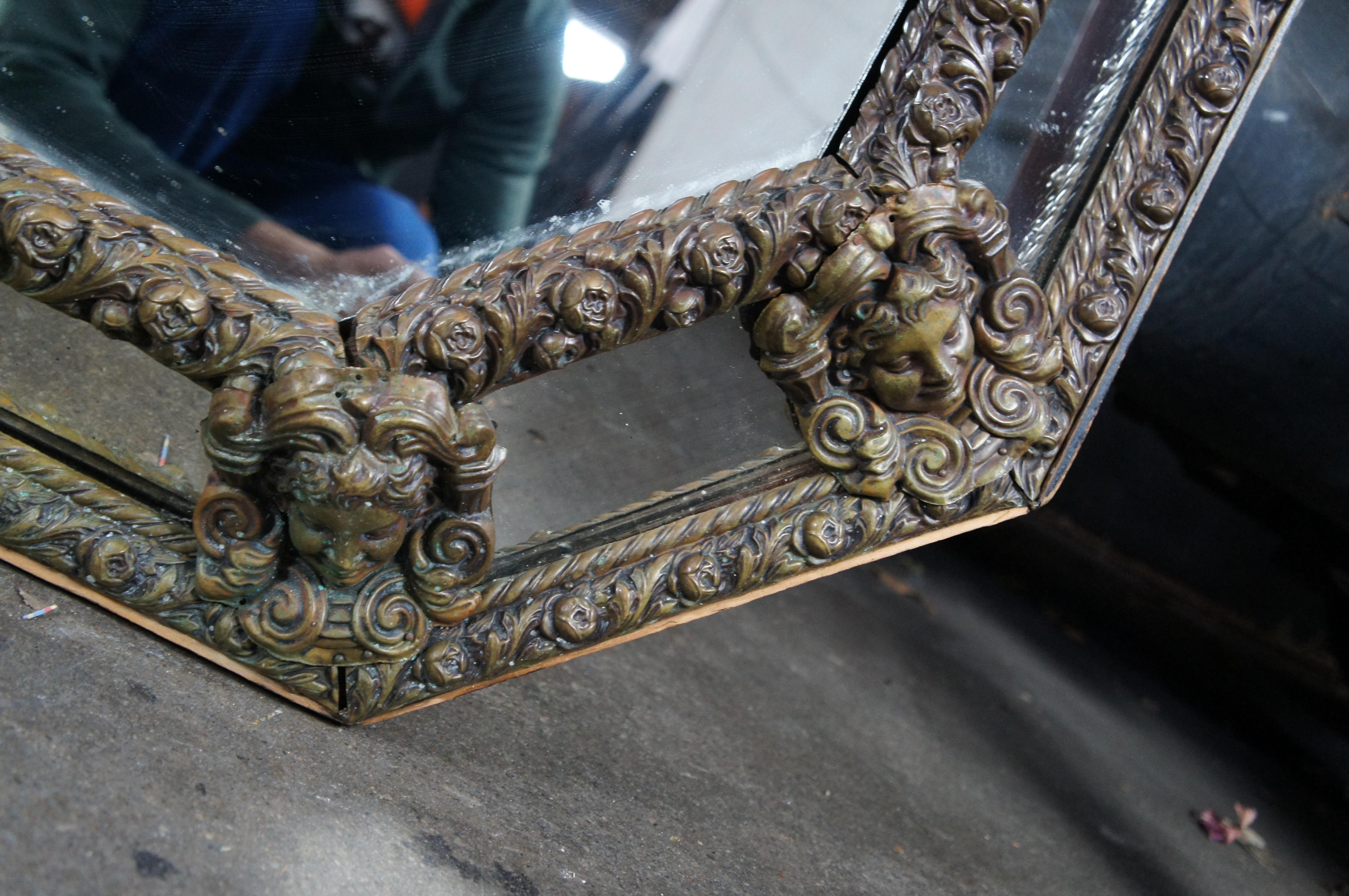 Antique miroir mural octogonal français de style Louis XIII en laiton repoussé de 42 pouces en vente 3