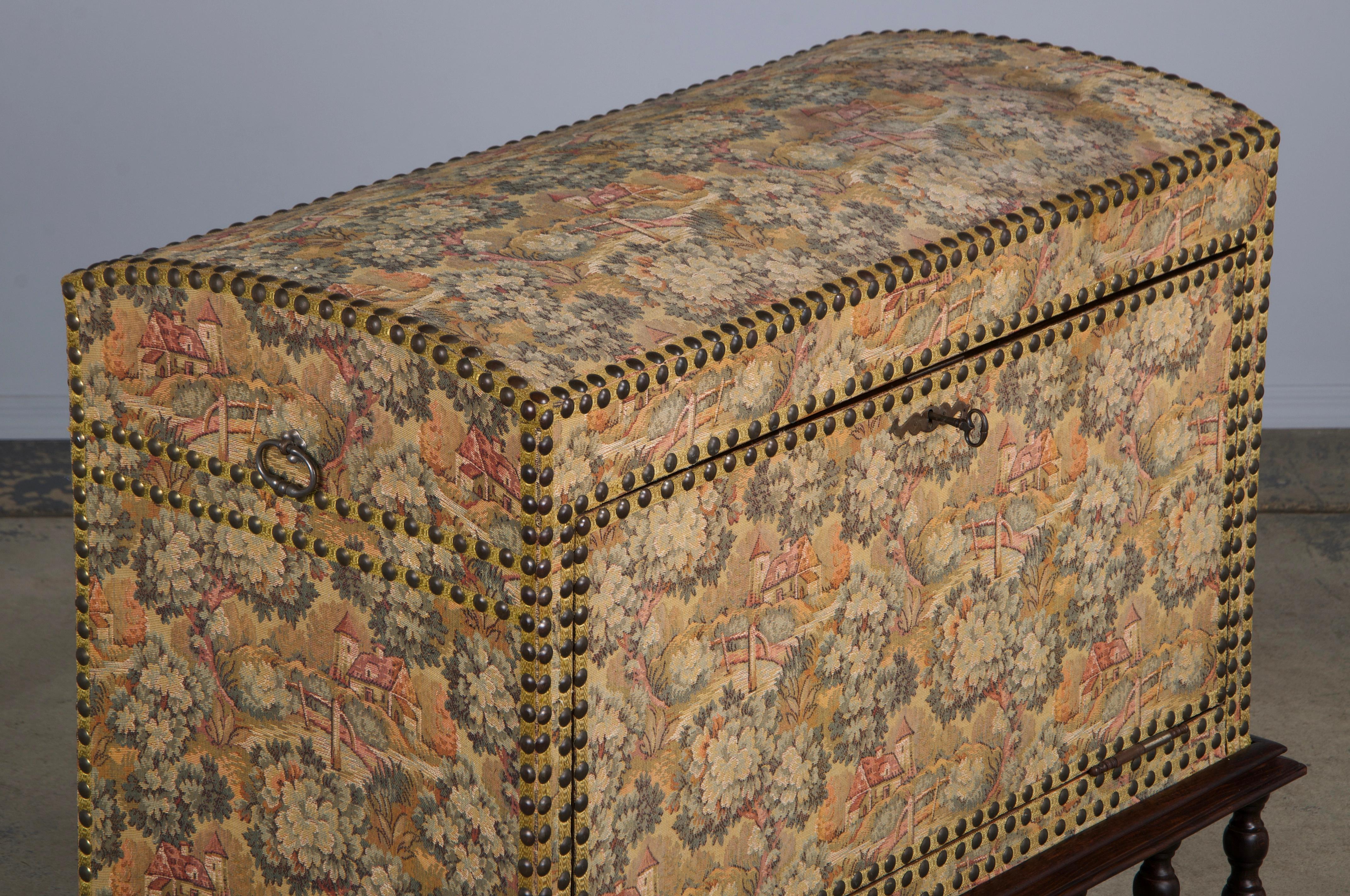 Antike Französisch Louis XIII Stil Needlepoint Tapisserie Truhe Bar im Angebot 5