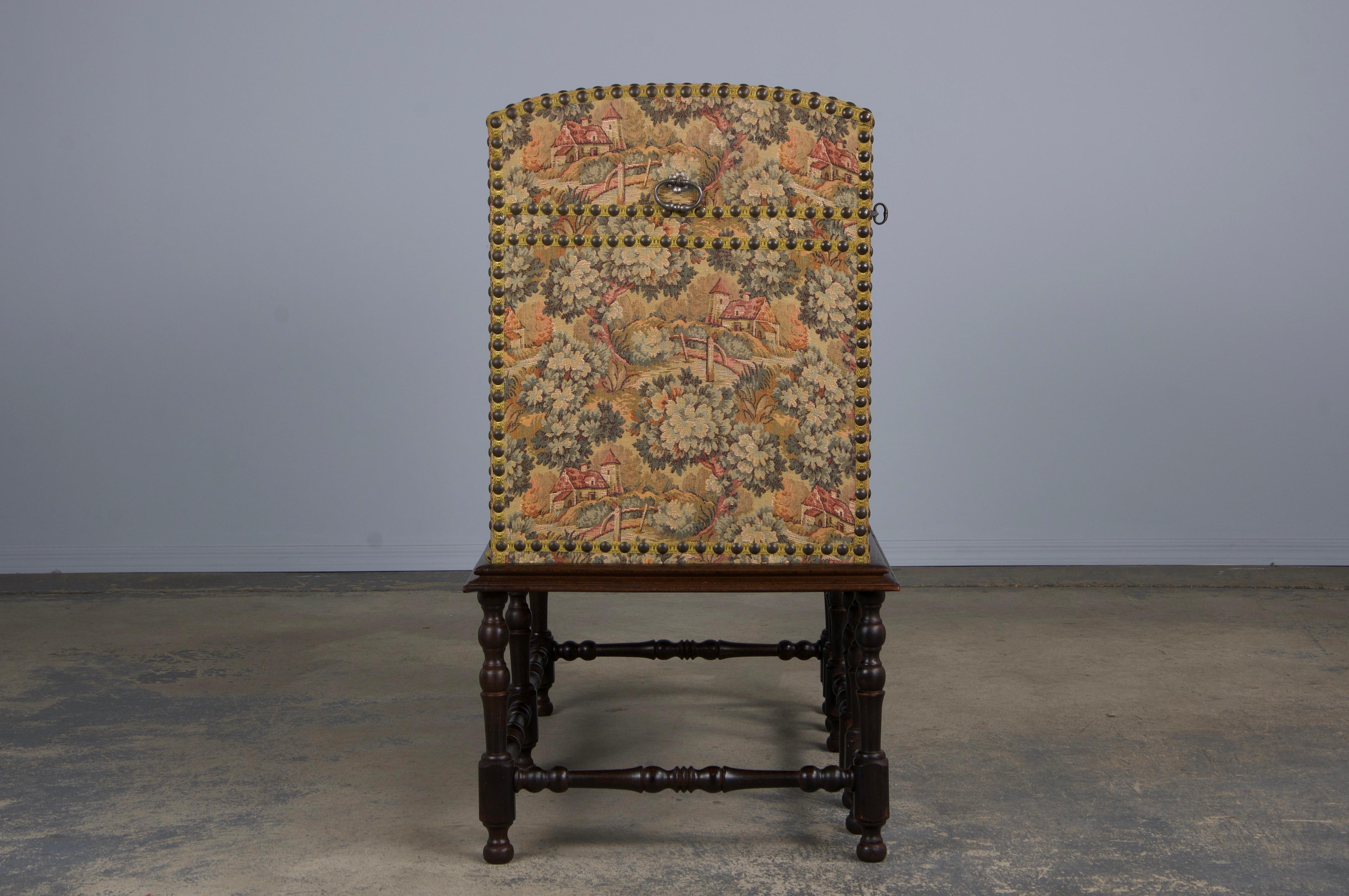 Antike Französisch Louis XIII Stil Needlepoint Tapisserie Truhe Bar im Angebot 6