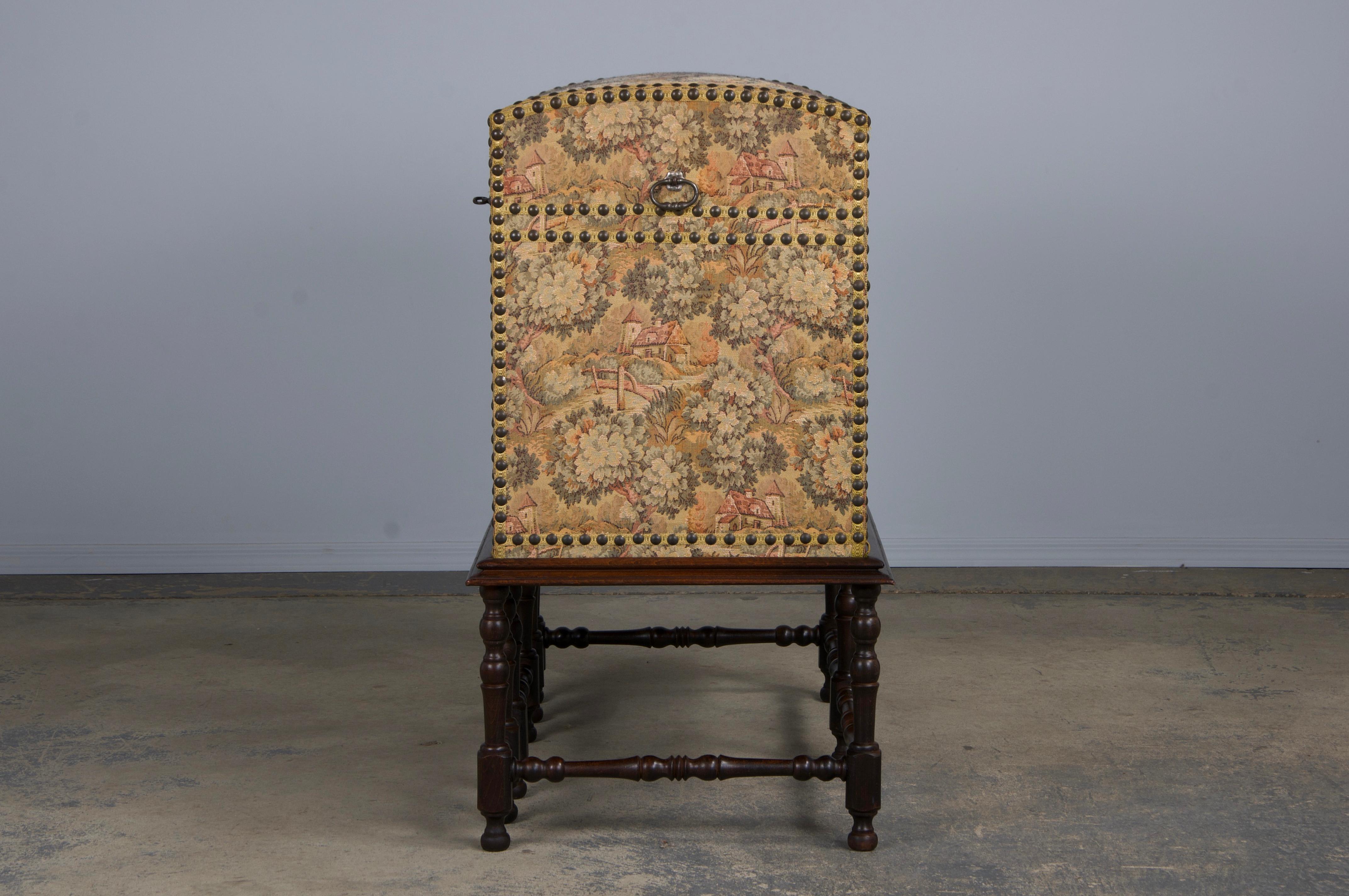 Antike Französisch Louis XIII Stil Needlepoint Tapisserie Truhe Bar im Angebot 12
