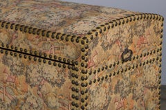 Ancienne commode française de style Louis XIII en tapisserie à l'aiguille