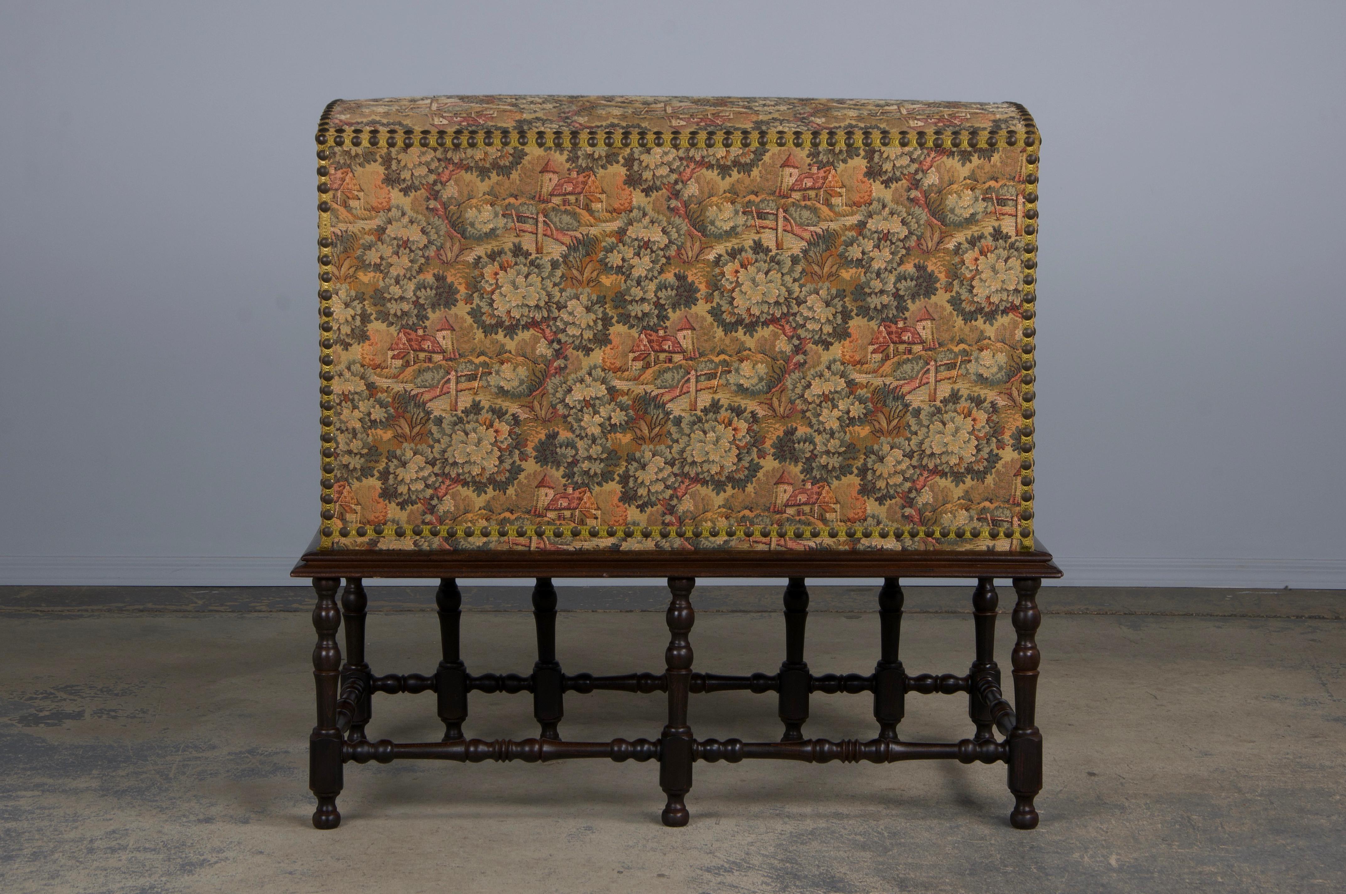 Antike Französisch Louis XIII Stil Needlepoint Tapisserie Truhe Bar im Angebot 13