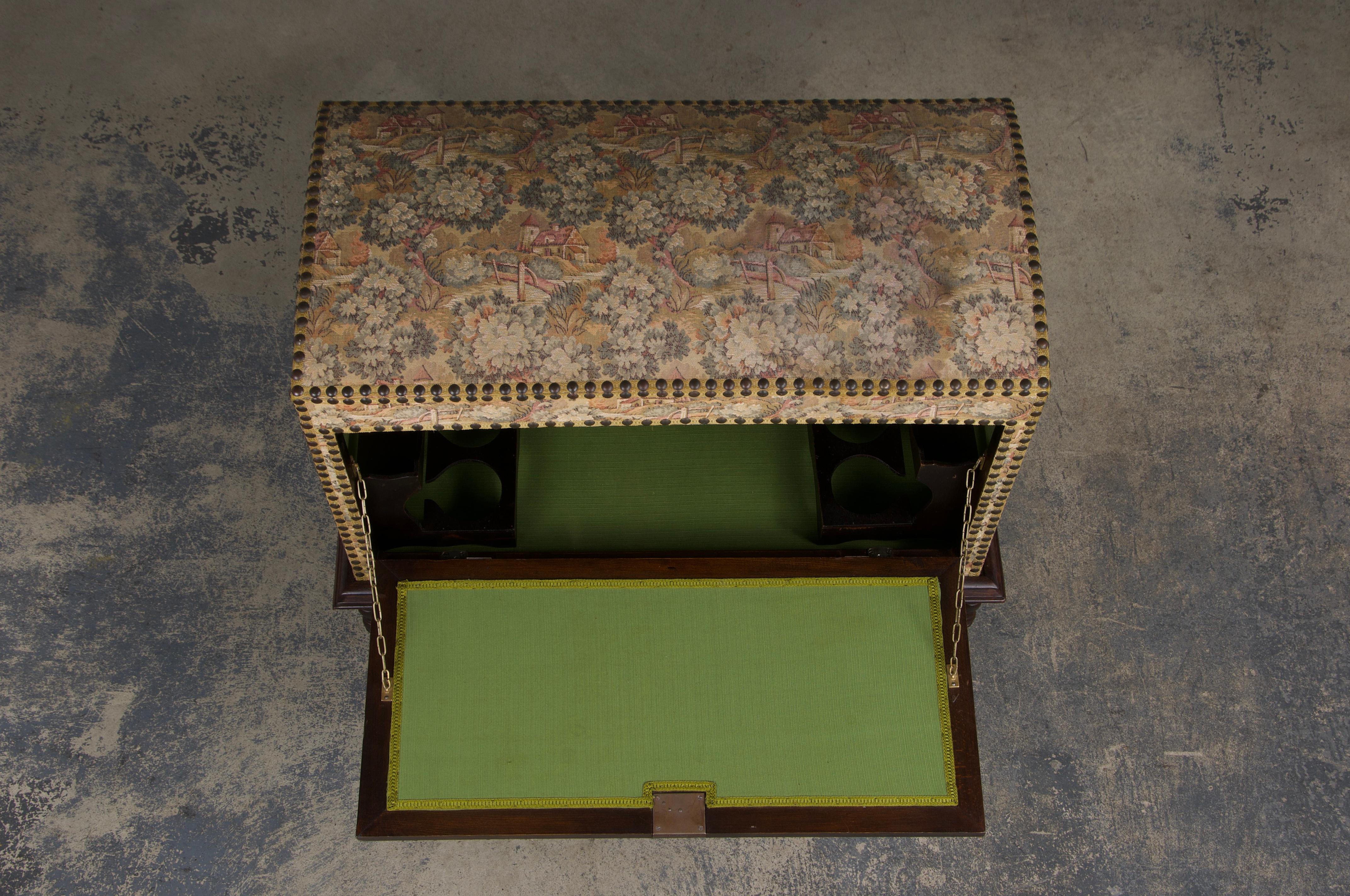 Antike Französisch Louis XIII Stil Needlepoint Tapisserie Truhe Bar (19. Jahrhundert) im Angebot