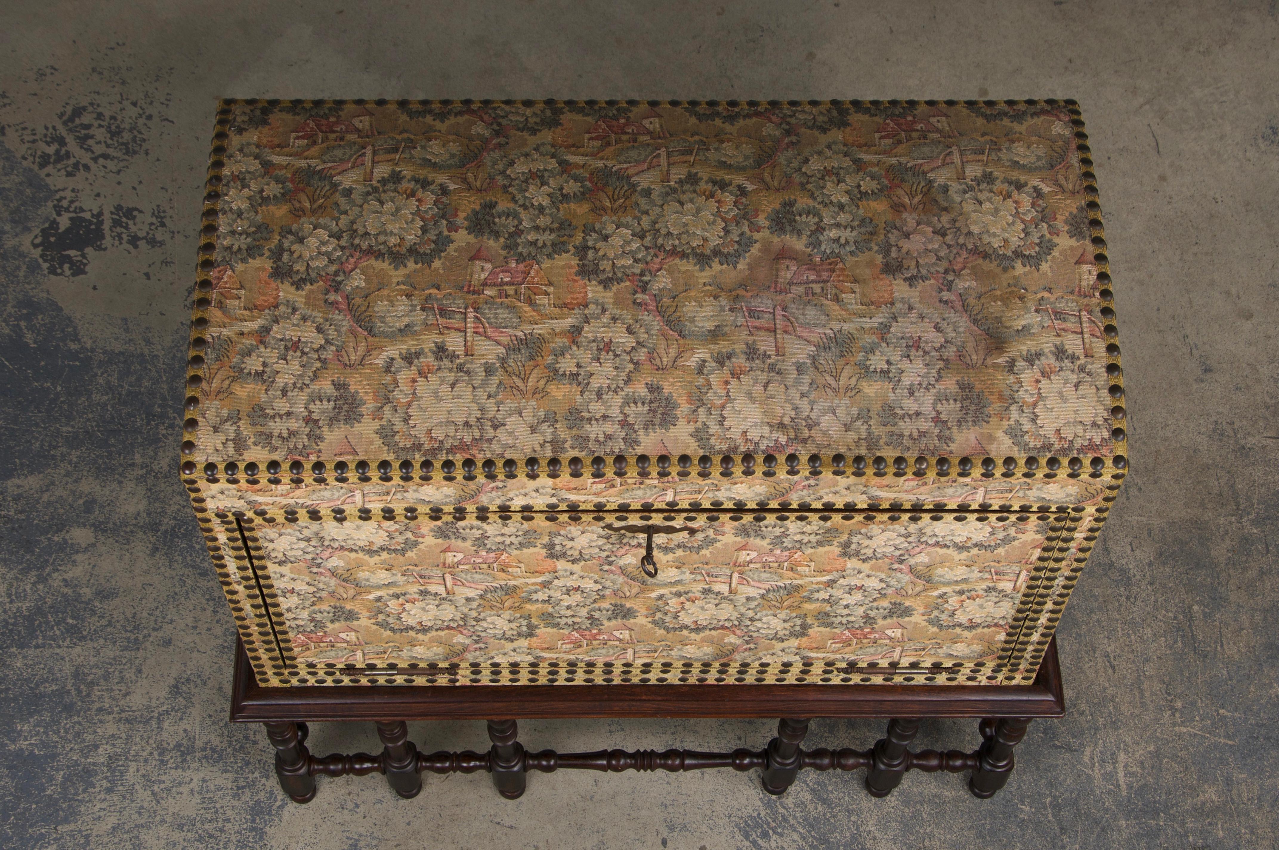 Antike Französisch Louis XIII Stil Needlepoint Tapisserie Truhe Bar (Wandteppich) im Angebot