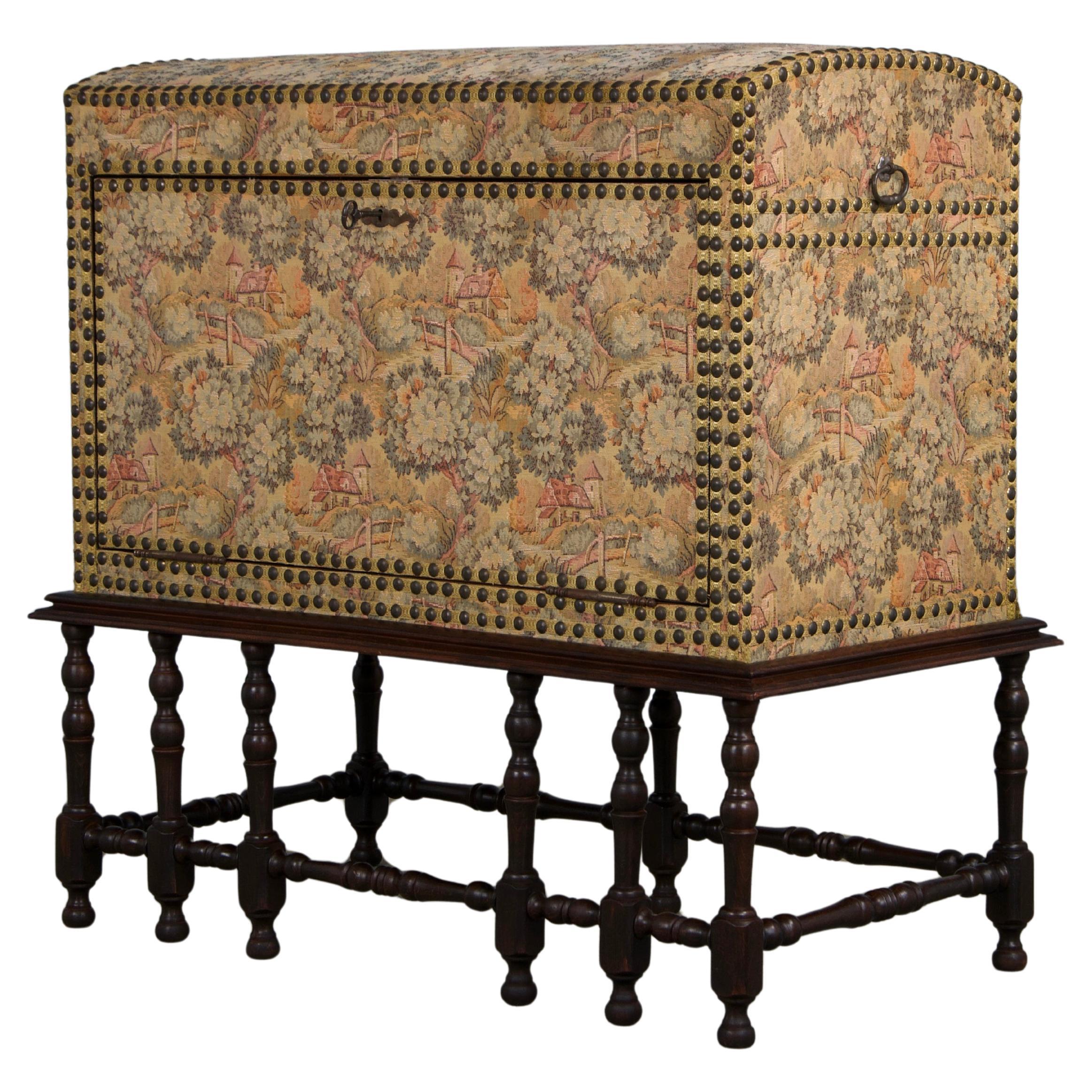 Antike Französisch Louis XIII Stil Needlepoint Tapisserie Truhe Bar im Angebot