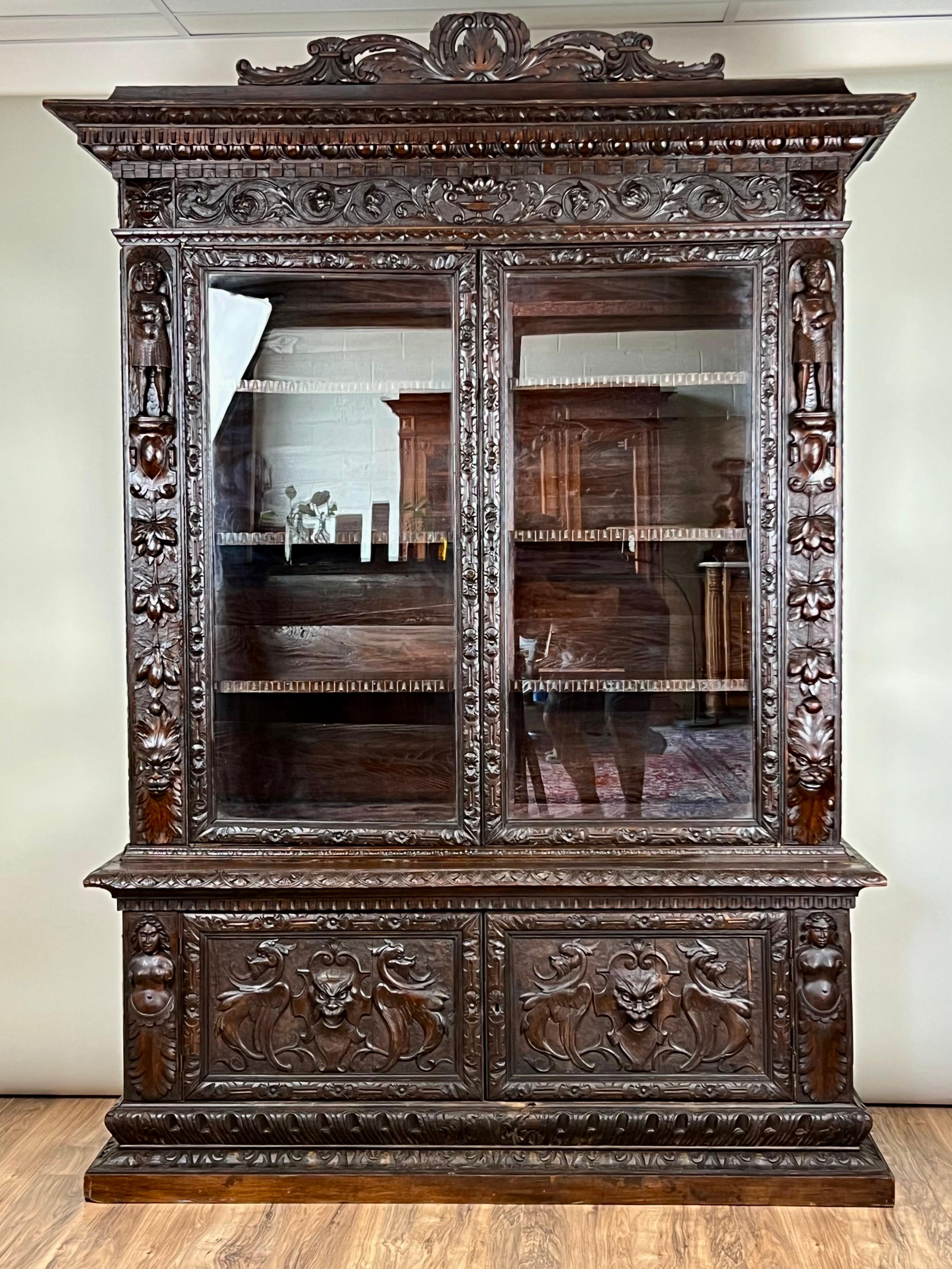 Dieser monumentale und meisterhaft geschnitzte antike französische Renaissance-Schrank im Louis-XIII-Stil stammt aus der Mitte des 19. Jahrhunderts und zeigt die für diesen Stil charakteristische außergewöhnliche Handwerkskunst und üppige