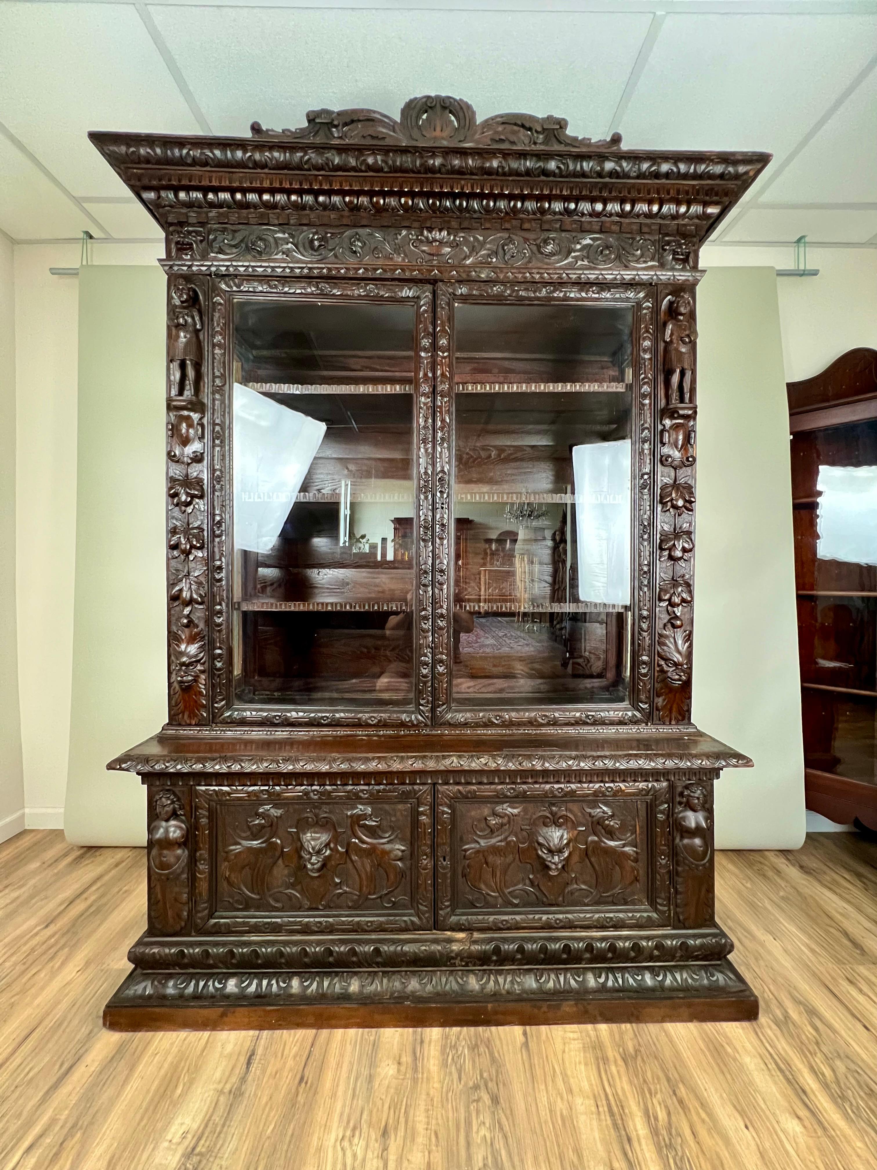 Antique French Louis XIII Style Renaissance Revival Kabinett c. Mitte 19. Jahrhundert (Handgeschnitzt) im Angebot