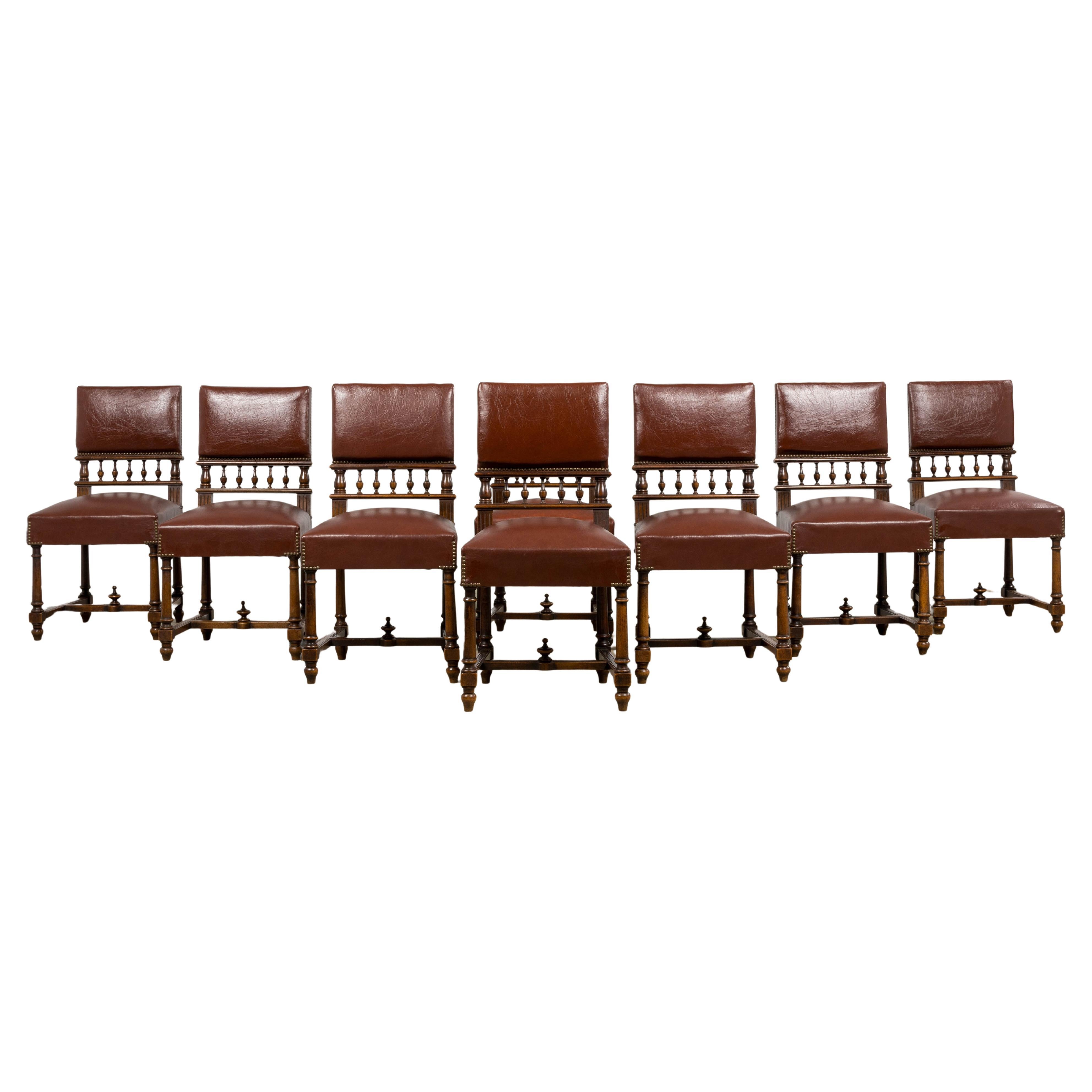 Antique French Louis XIII Style Walnut Dairs W. Brown Vinyl - Set di 8 sedie da pranzo in stile francese. in vendita