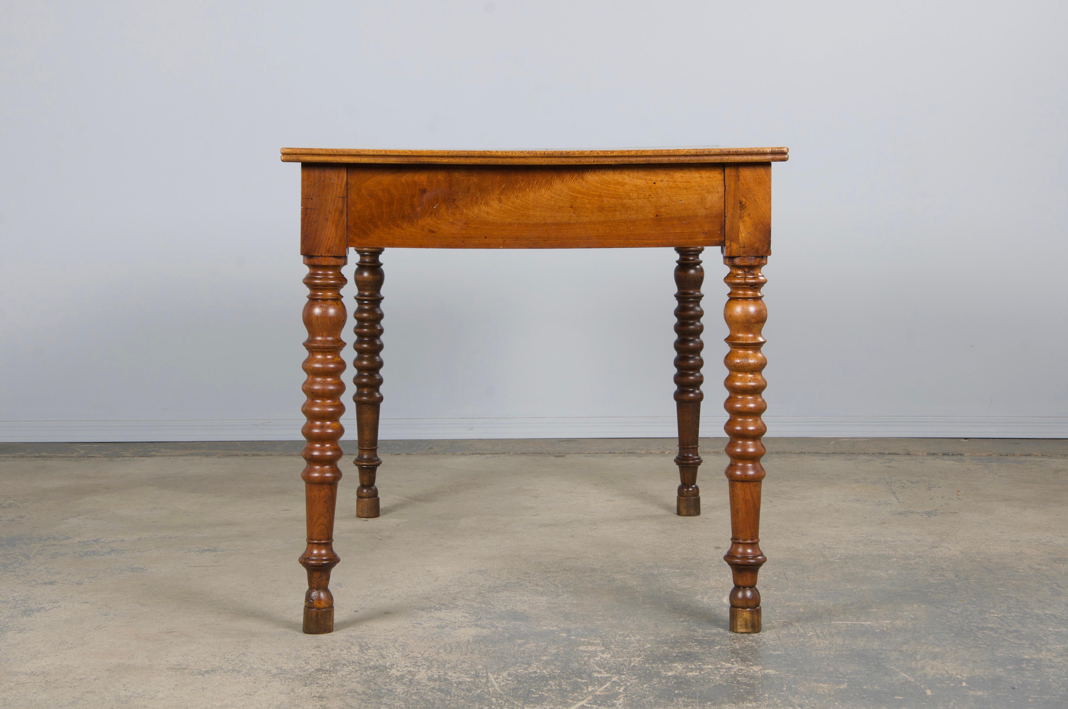Antique French Louis XIII Style Walnut Writing Desk (Scrivania in noce) in vendita 2
