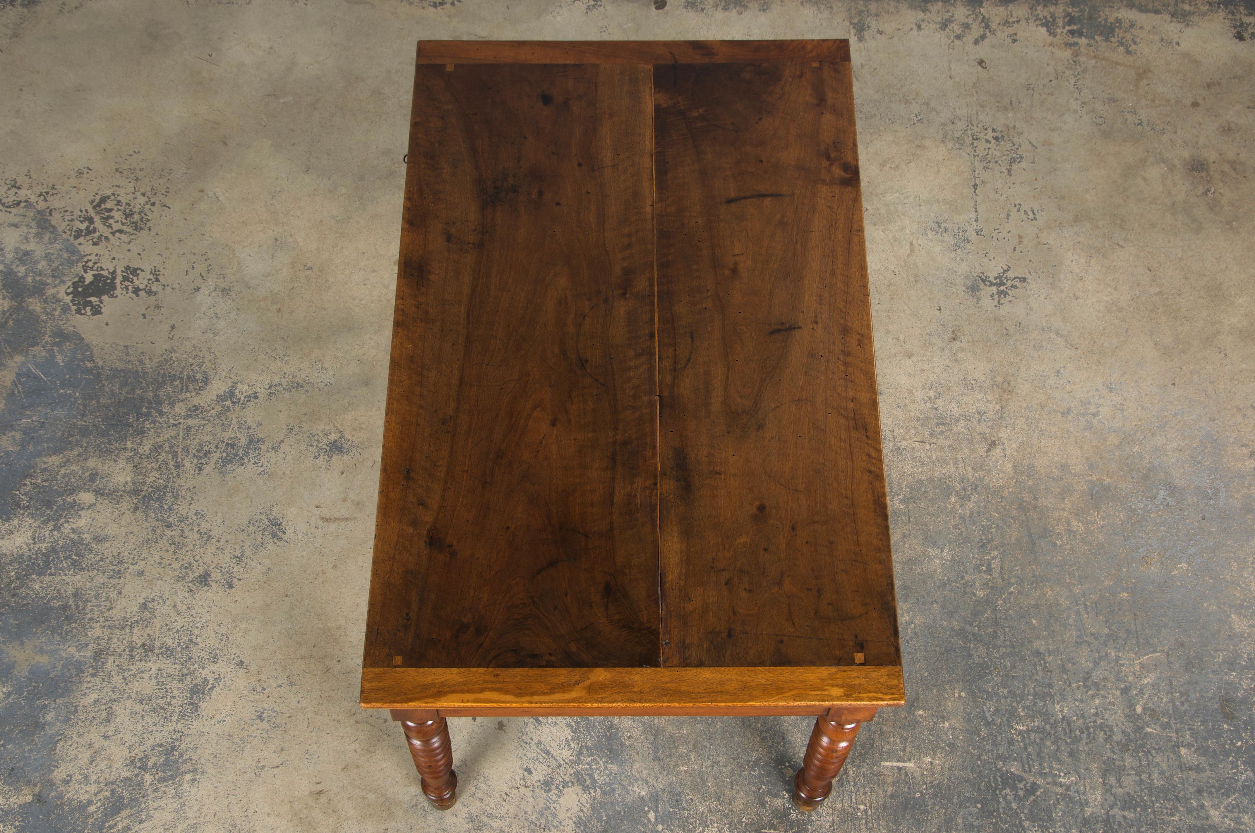 Antique French Louis XIII Style Walnut Writing Desk (Scrivania in noce) in vendita 3
