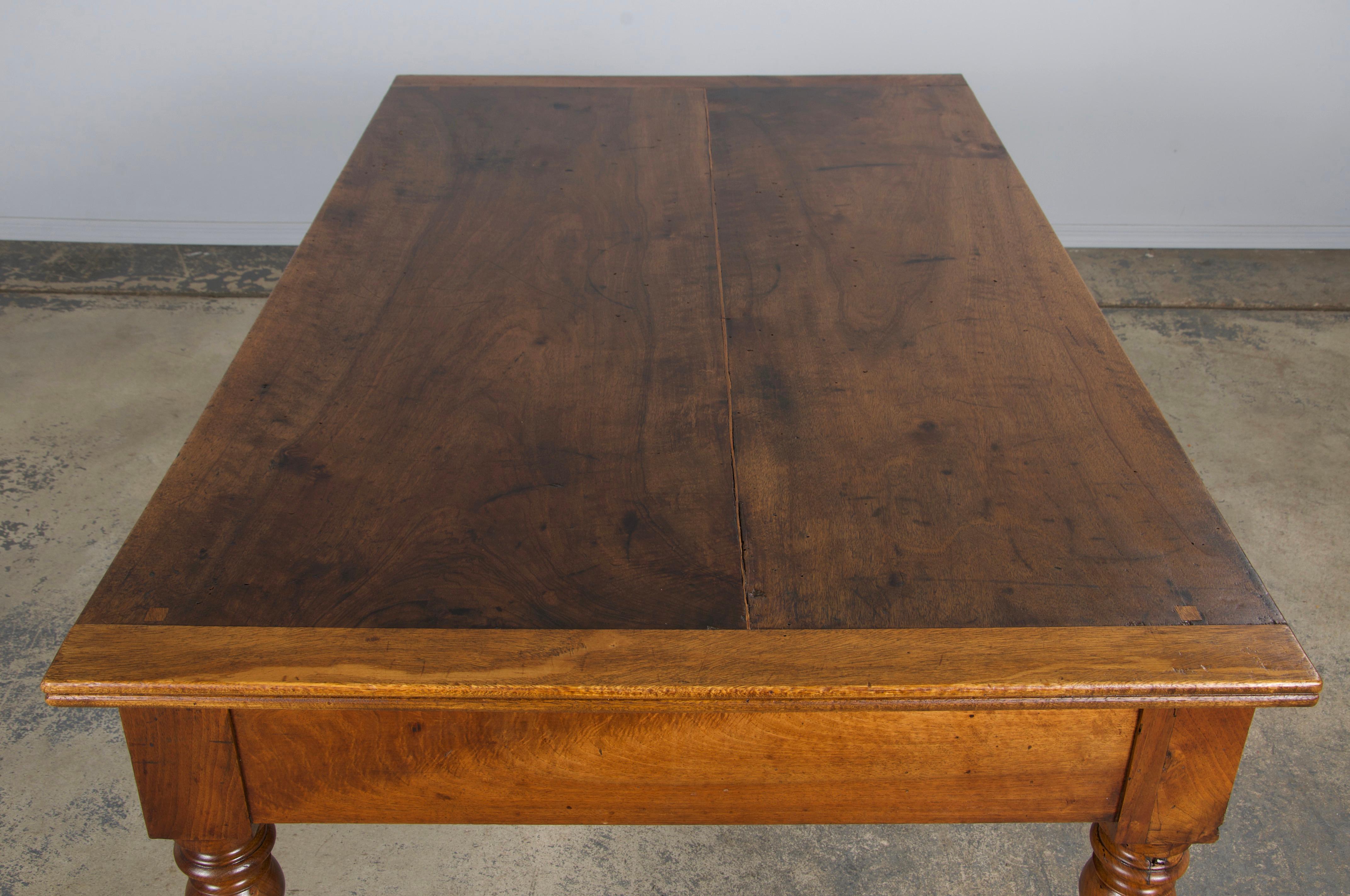 Antique French Louis XIII Style Walnut Writing Desk (Scrivania in noce) in vendita 4