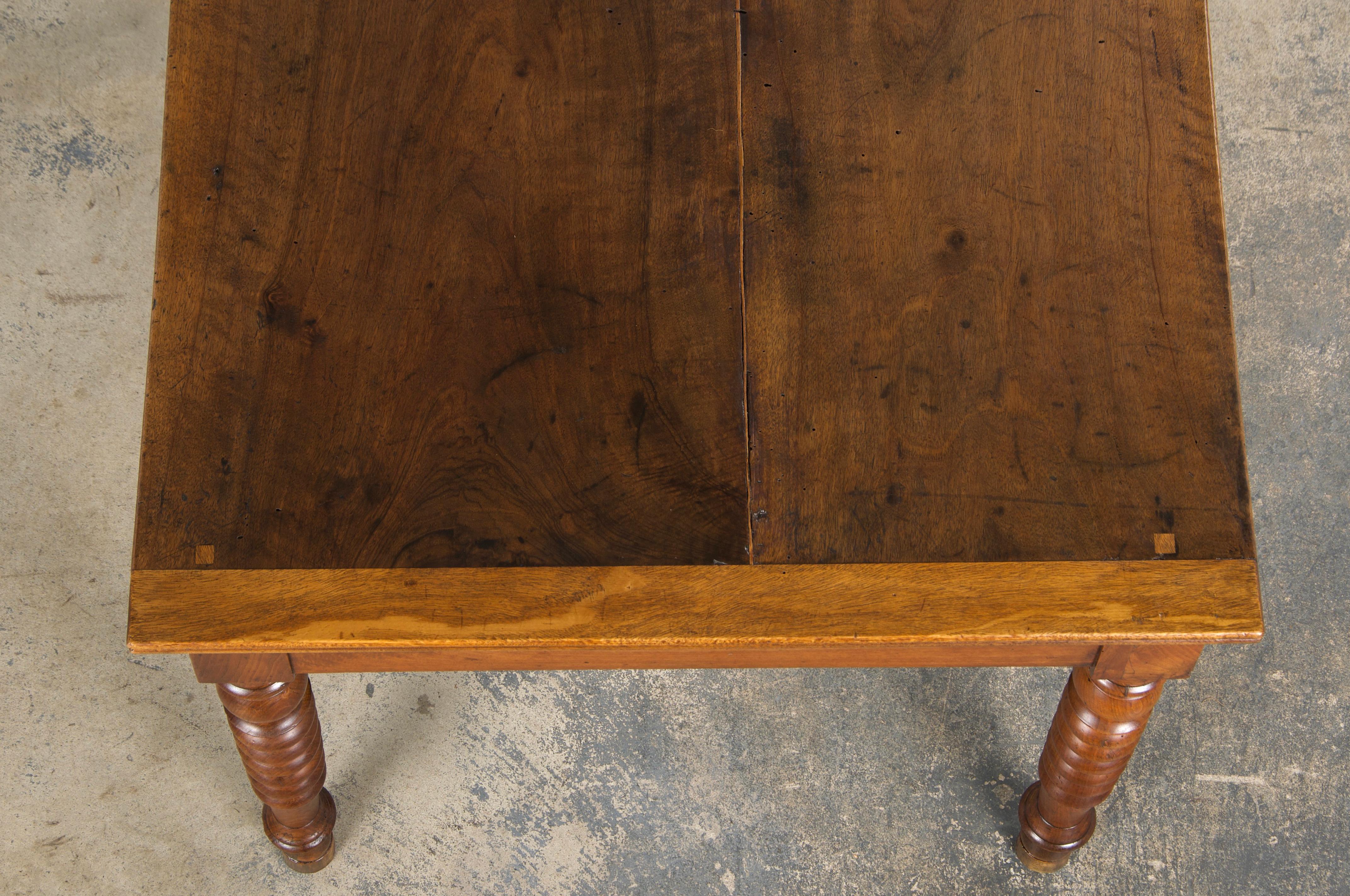 Antique French Louis XIII Style Walnut Writing Desk (Scrivania in noce) in vendita 5