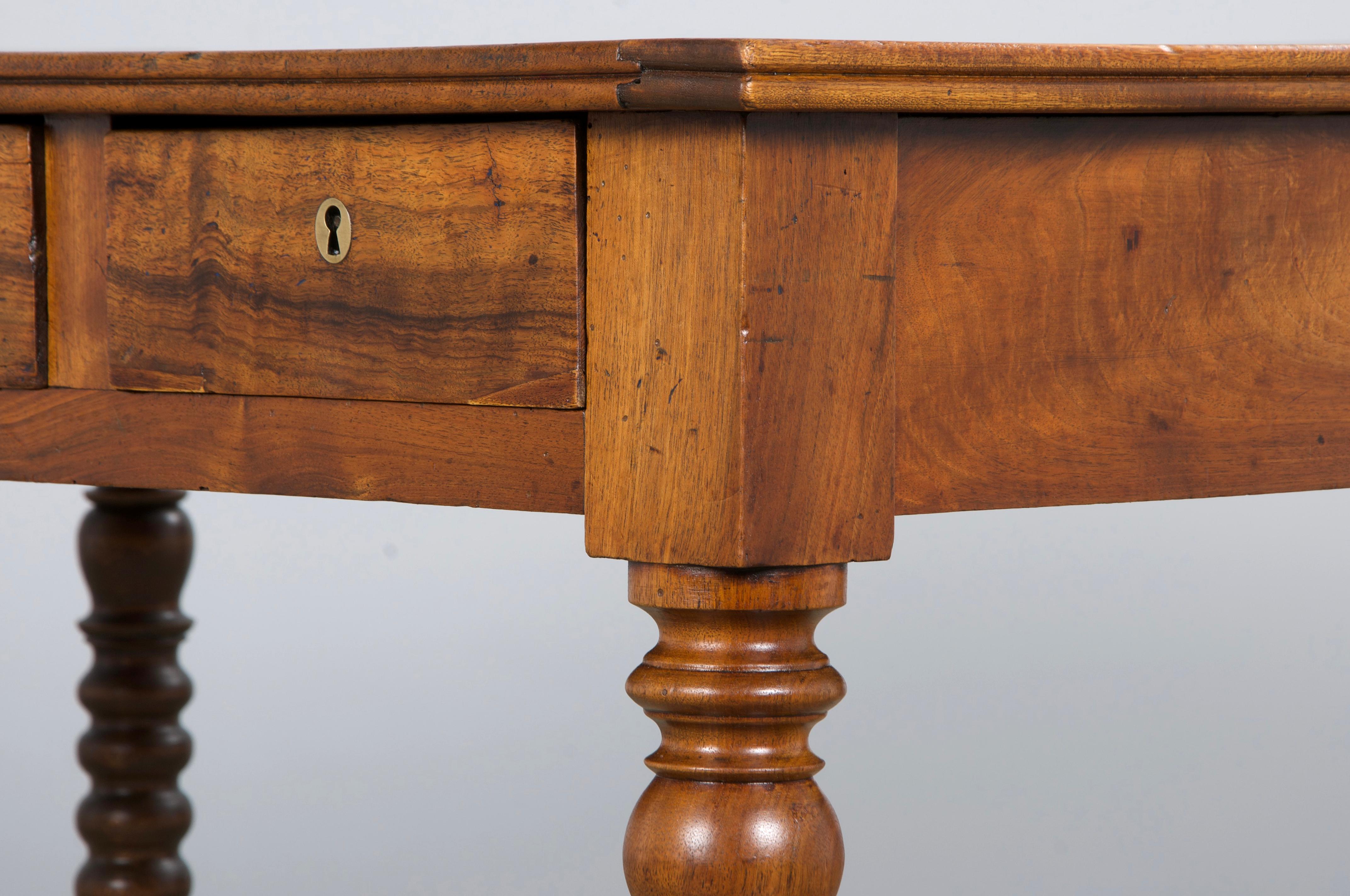 Antique French Louis XIII Style Walnut Writing Desk (Scrivania in noce) in vendita 8