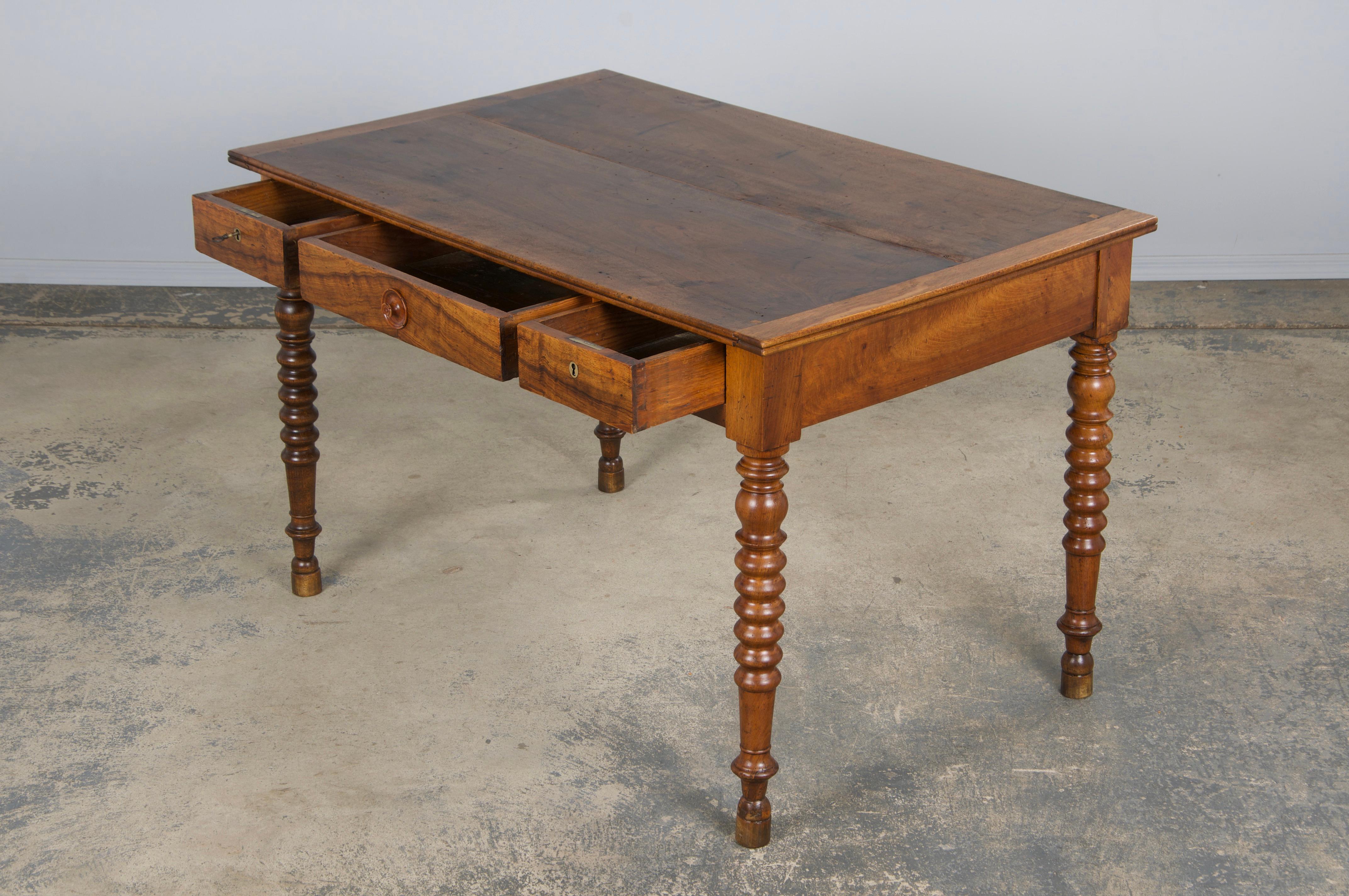 Antique French Louis XIII Style Walnut Writing Desk (Scrivania in noce) in vendita 9