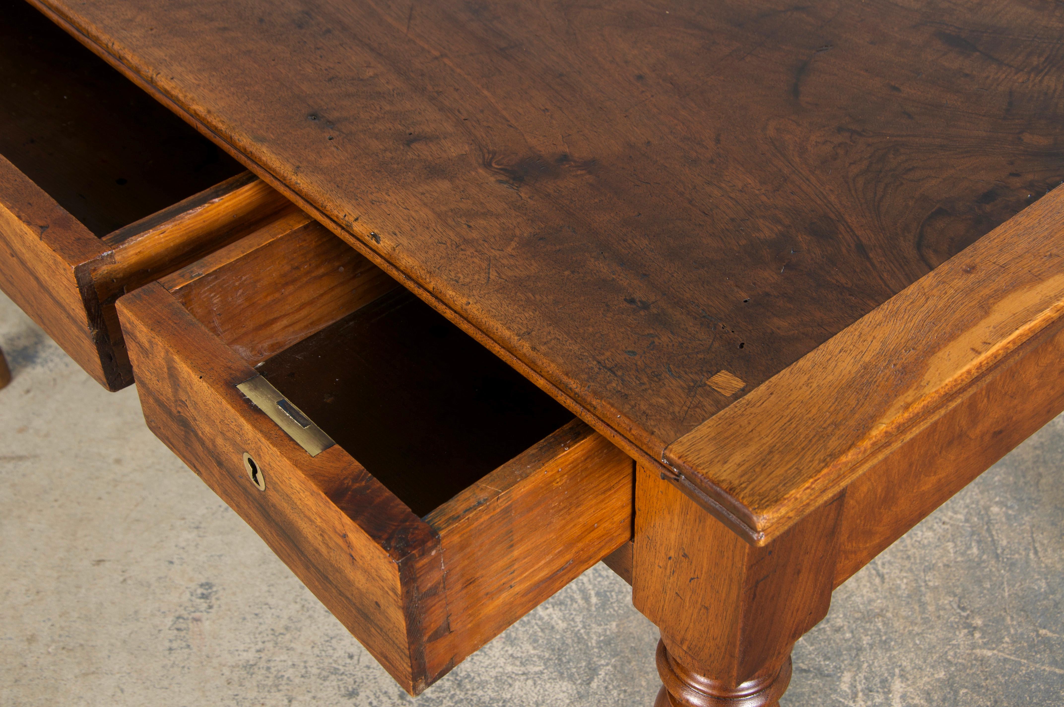 Antique French Louis XIII Style Walnut Writing Desk (Scrivania in noce) in vendita 10