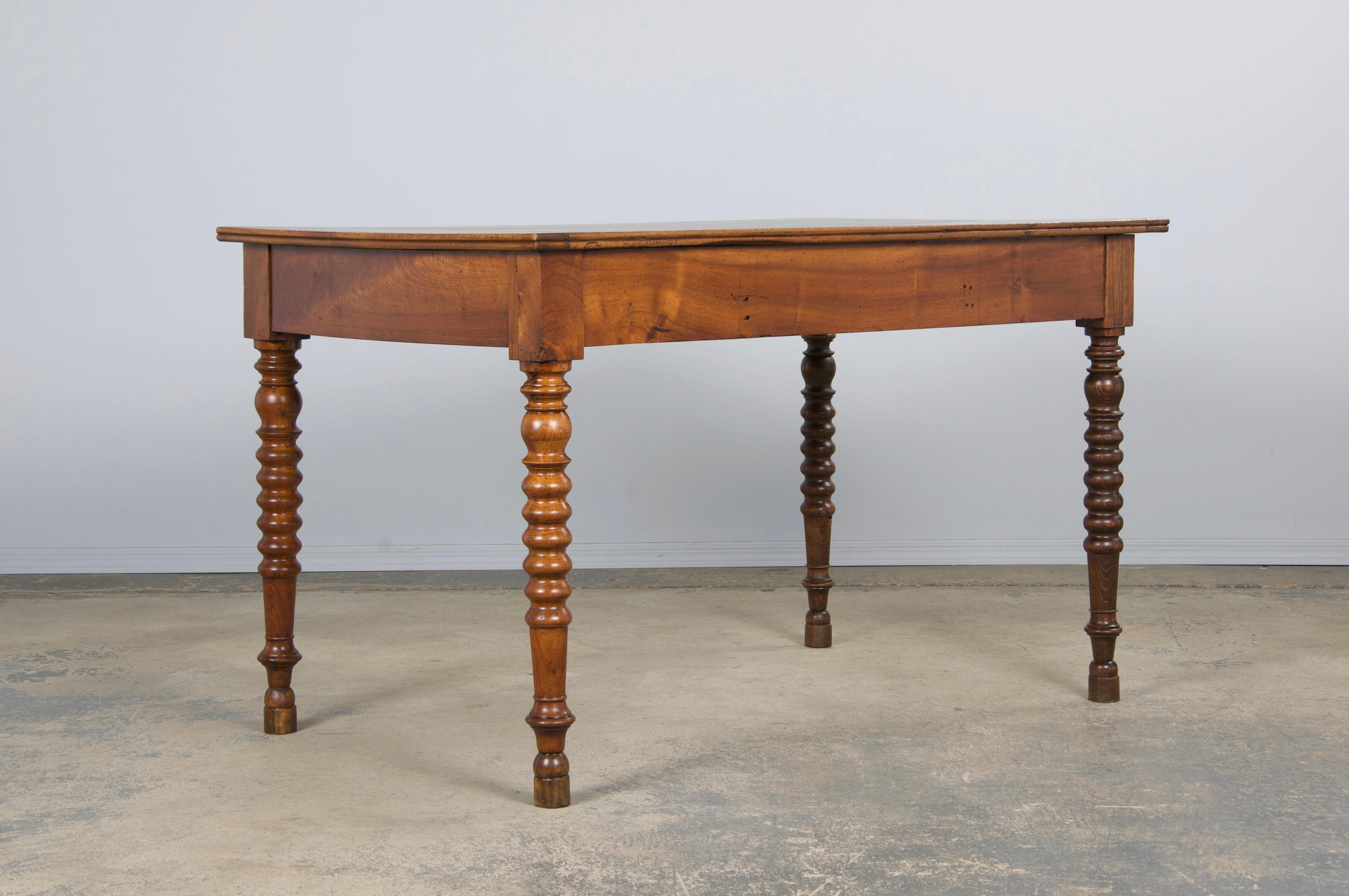 Antique French Louis XIII Style Walnut Writing Desk (Scrivania in noce) in vendita 11