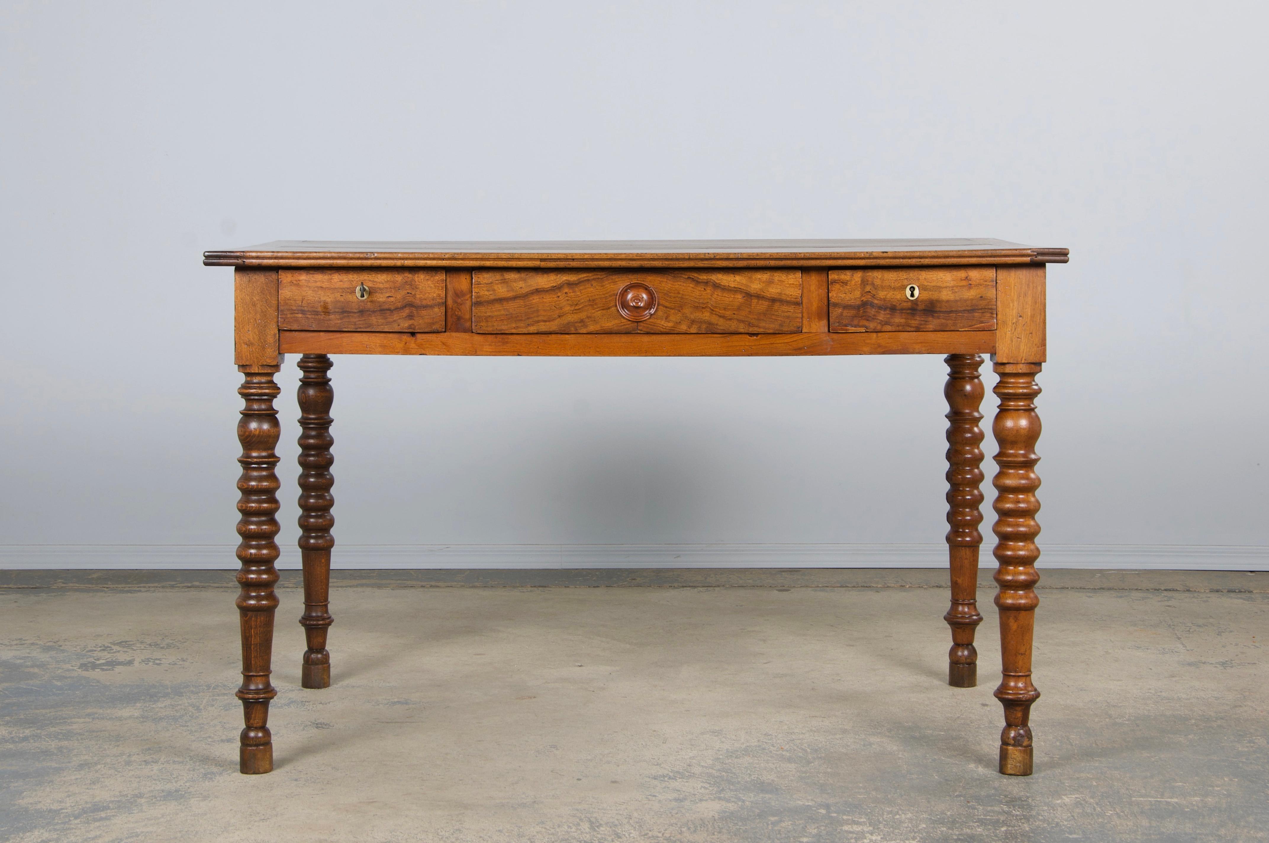 Luigi XIII Antique French Louis XIII Style Walnut Writing Desk (Scrivania in noce) in vendita
