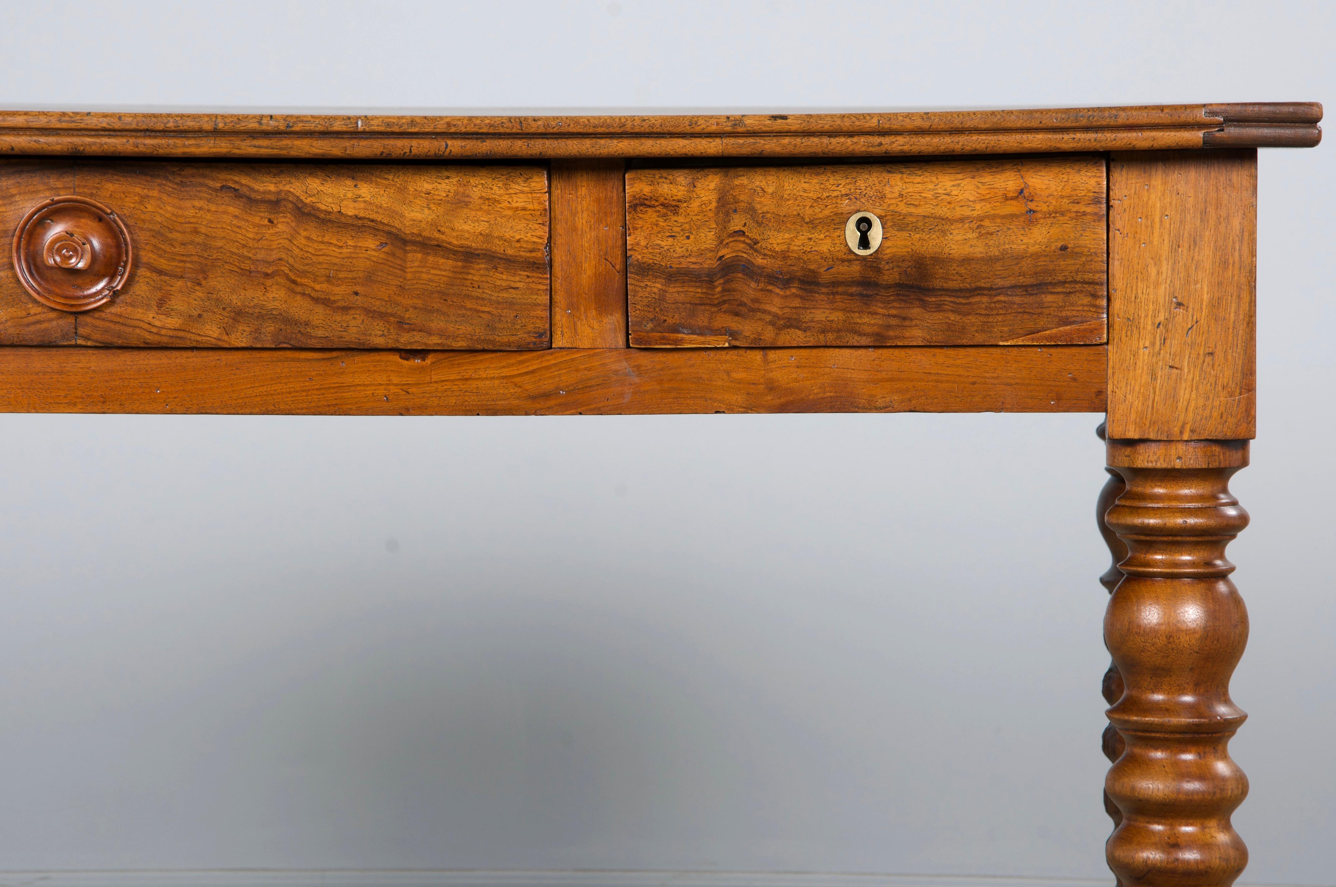 Francese Antique French Louis XIII Style Walnut Writing Desk (Scrivania in noce) in vendita