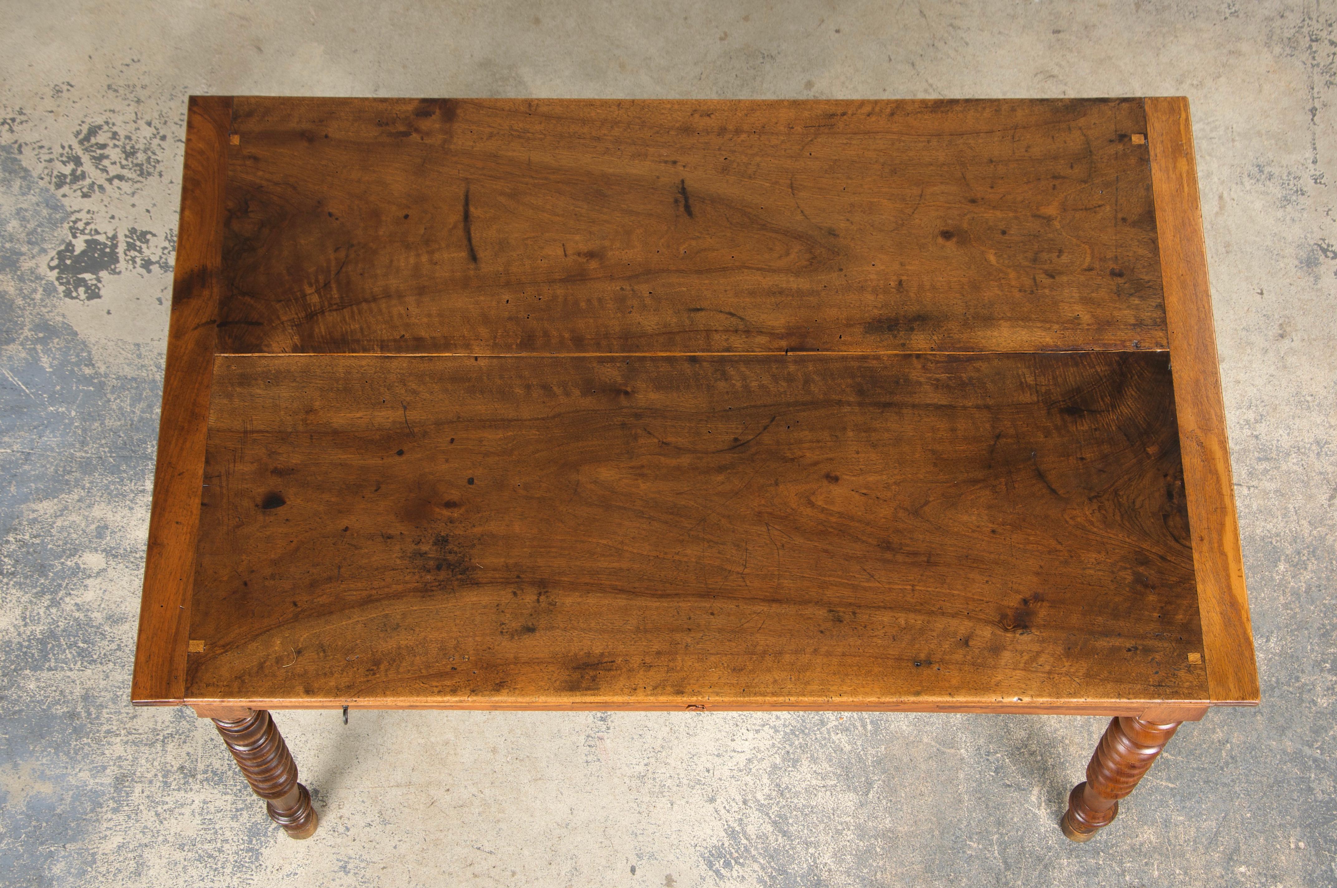 Intagliato a mano Antique French Louis XIII Style Walnut Writing Desk (Scrivania in noce) in vendita