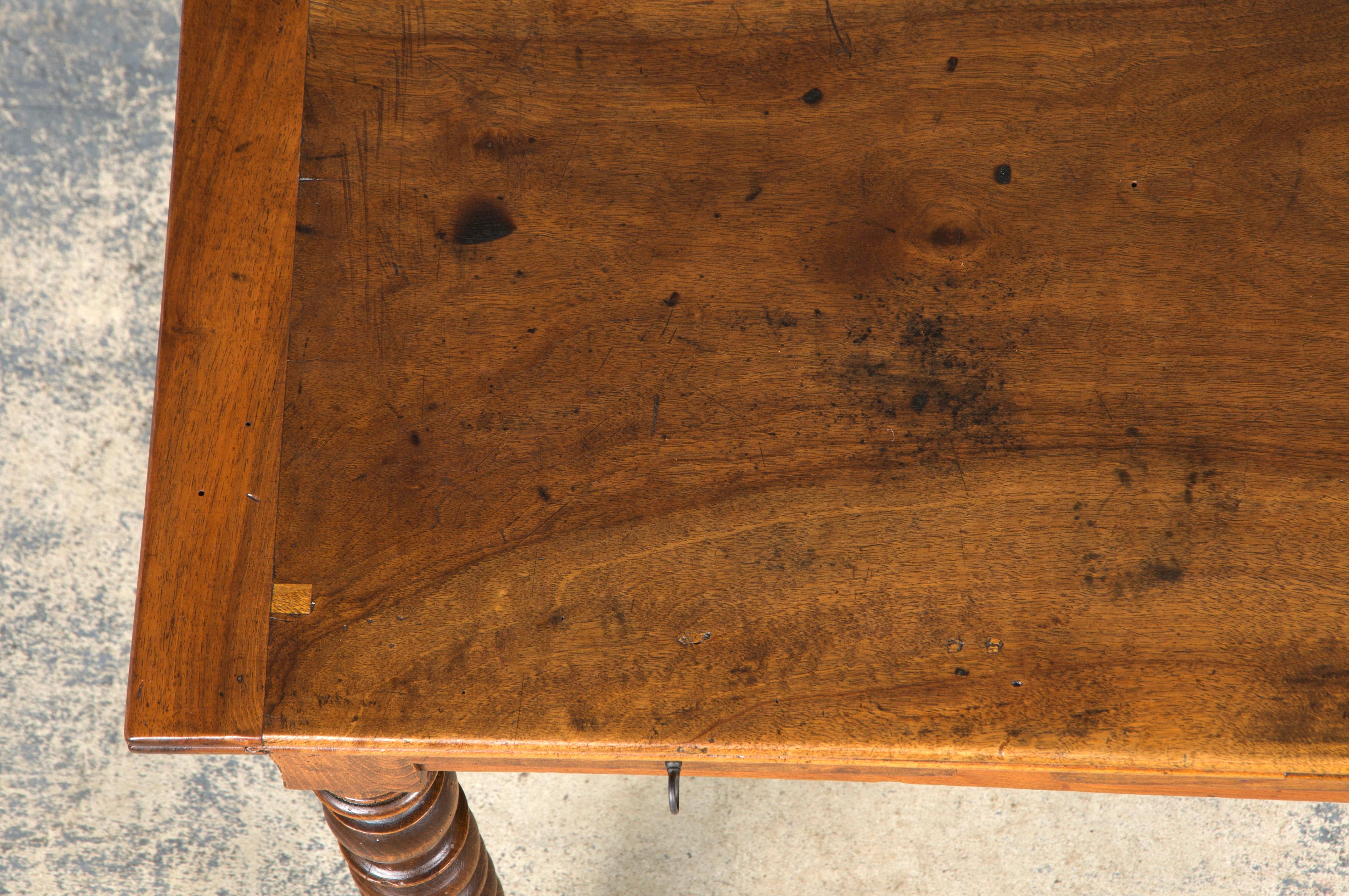 Antique French Louis XIII Style Walnut Writing Desk (Scrivania in noce) In condizioni buone in vendita a Astoria, NY