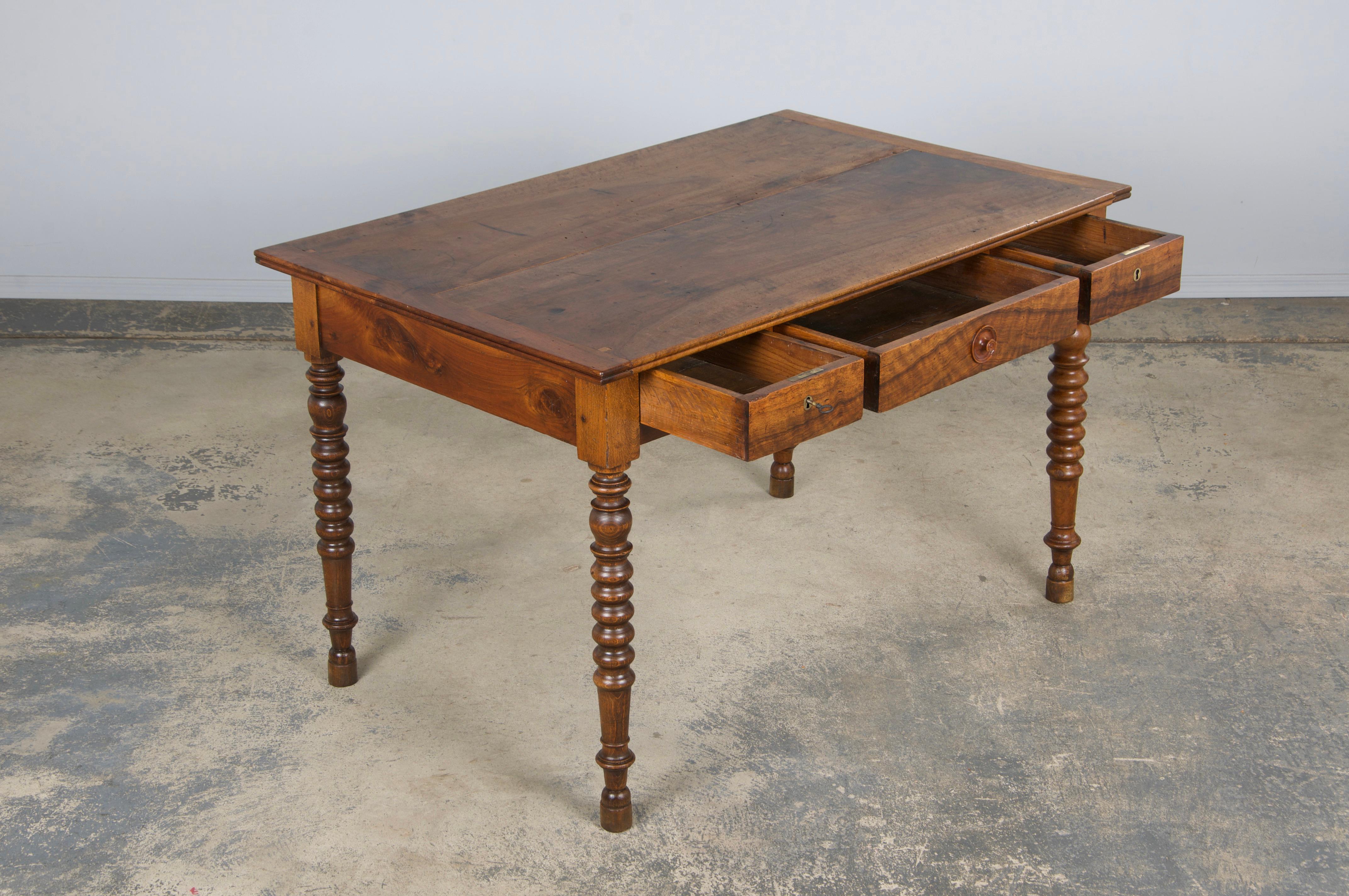 XIX secolo Antique French Louis XIII Style Walnut Writing Desk (Scrivania in noce) in vendita