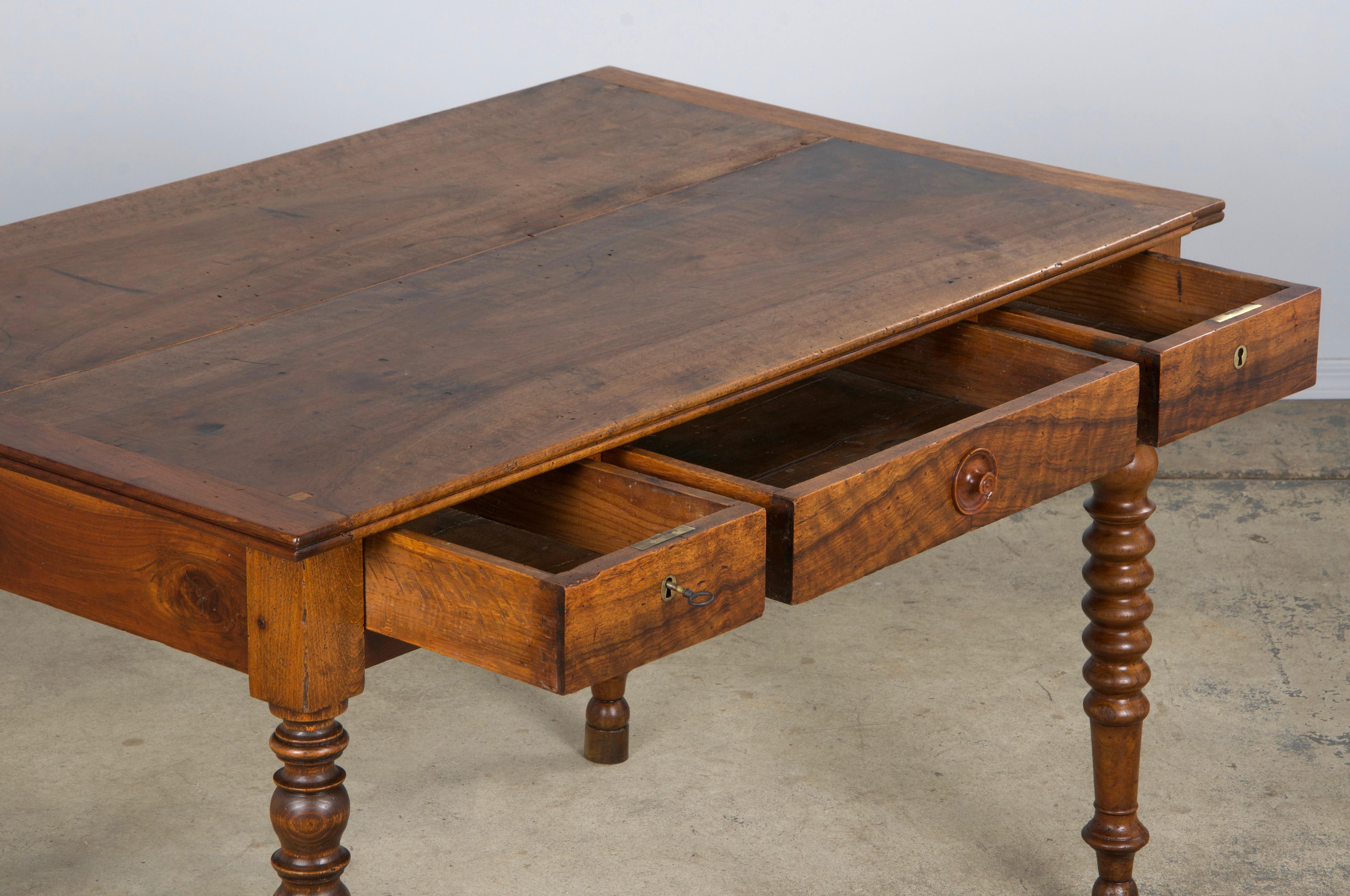 Noce Antique French Louis XIII Style Walnut Writing Desk (Scrivania in noce) in vendita