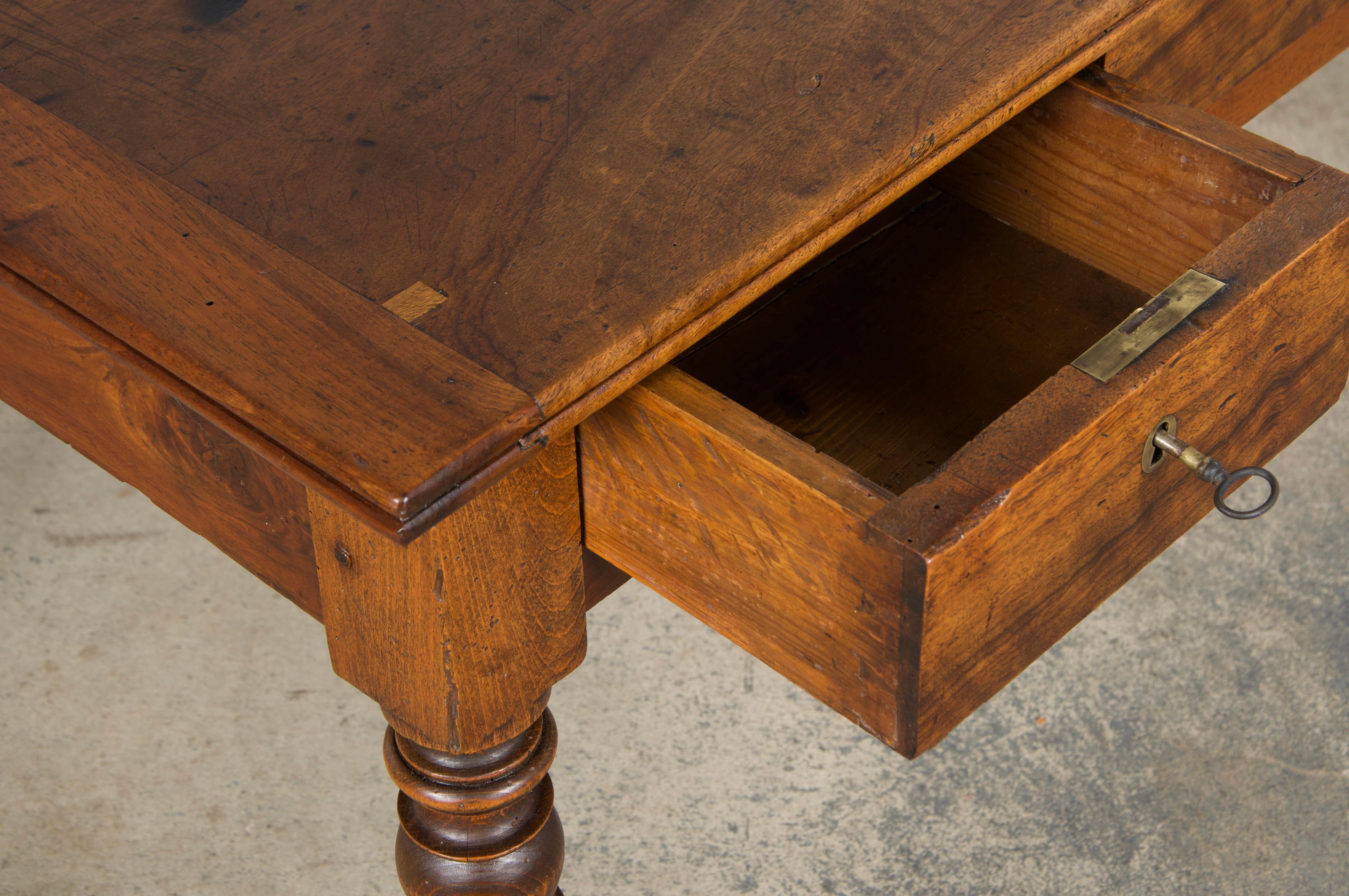 Antique French Louis XIII Style Walnut Writing Desk (Scrivania in noce) in vendita 1