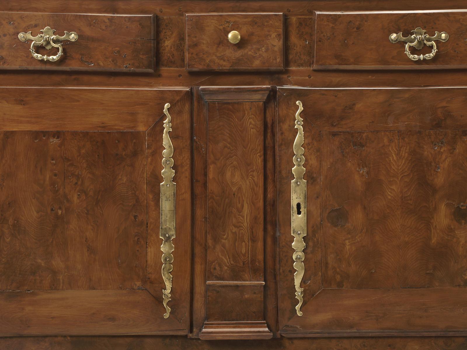 Laiton Buffet français ancien de style Louis XIII, circa 1800, restauré et rare